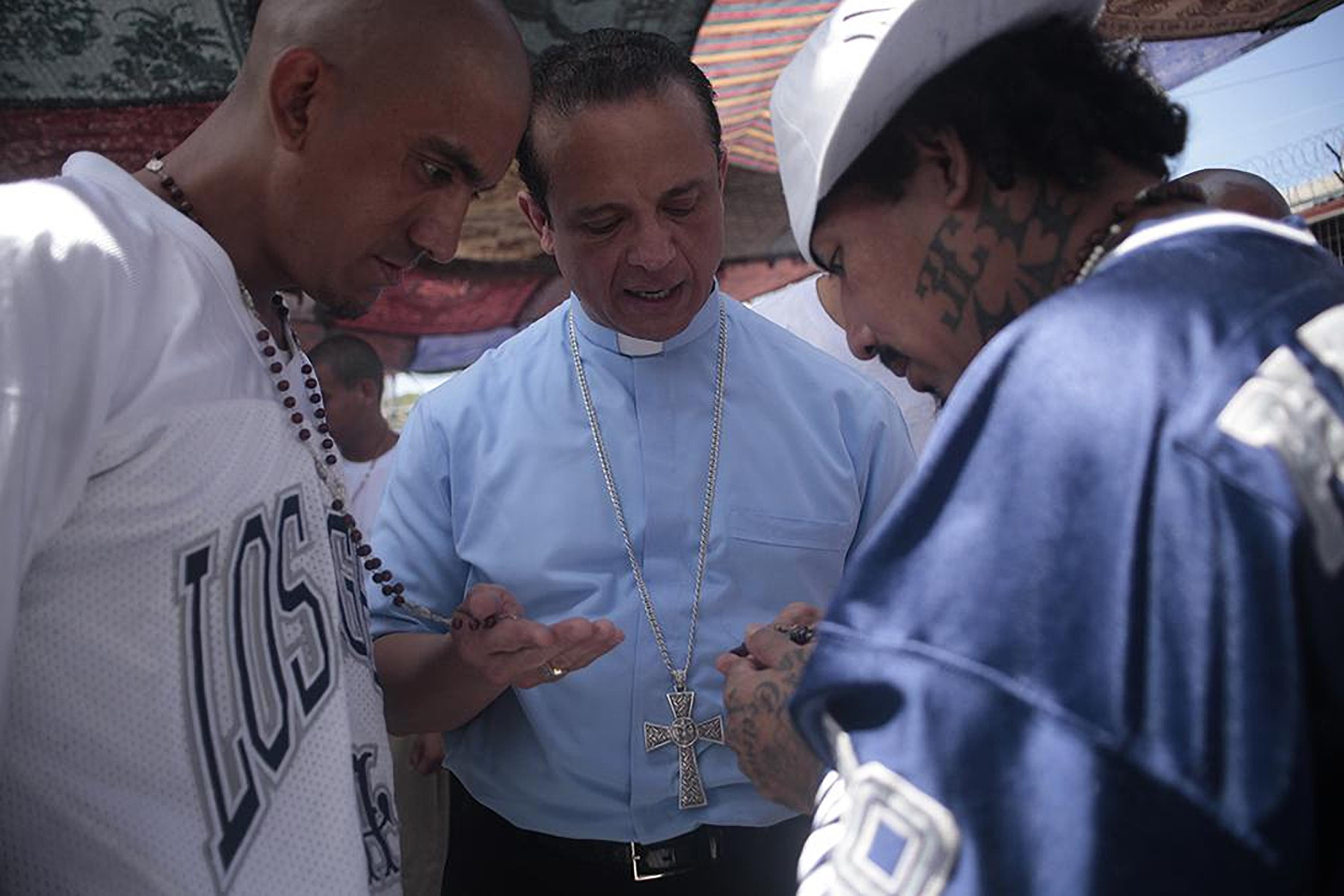 Borromeo Henríquez (alias Diablito de Hollywood) y Saúl Ángel Turcios (alias El 13), pandilleros de la MS-13, durante una misa oficiada por el nuncio apostólico, Luigi Pezzuto y monseñor Fabio Colindres, en el Centro Penitenciario de Ciudad Barrios, en el departamento de San Miguel, el 26 de marzo de 2012. Foto de El Faro: Archivo.