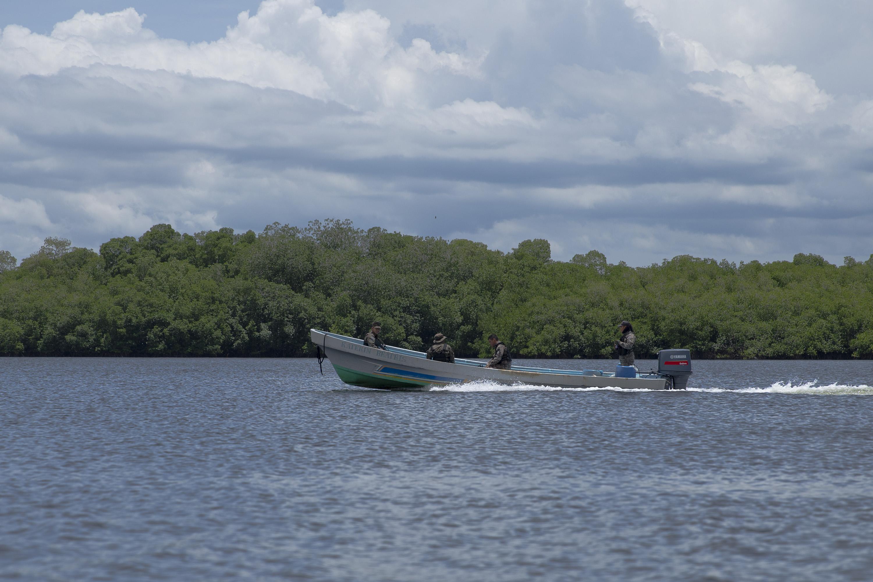 La comunidad El Jobal está bajo constante patrullaje de la PNC y la Fuerza Naval de El Salvador. En el lugar no hay pandillas, pero desde el inicio del Régimen de Excepción las intervenciones de los cuerpos de seguridad se hicieron constantes hasta el punto de acumular 22 detenciones de hombres que trabajaban de lancheros o curileros. Foto de El Faro: Carlos Barrera