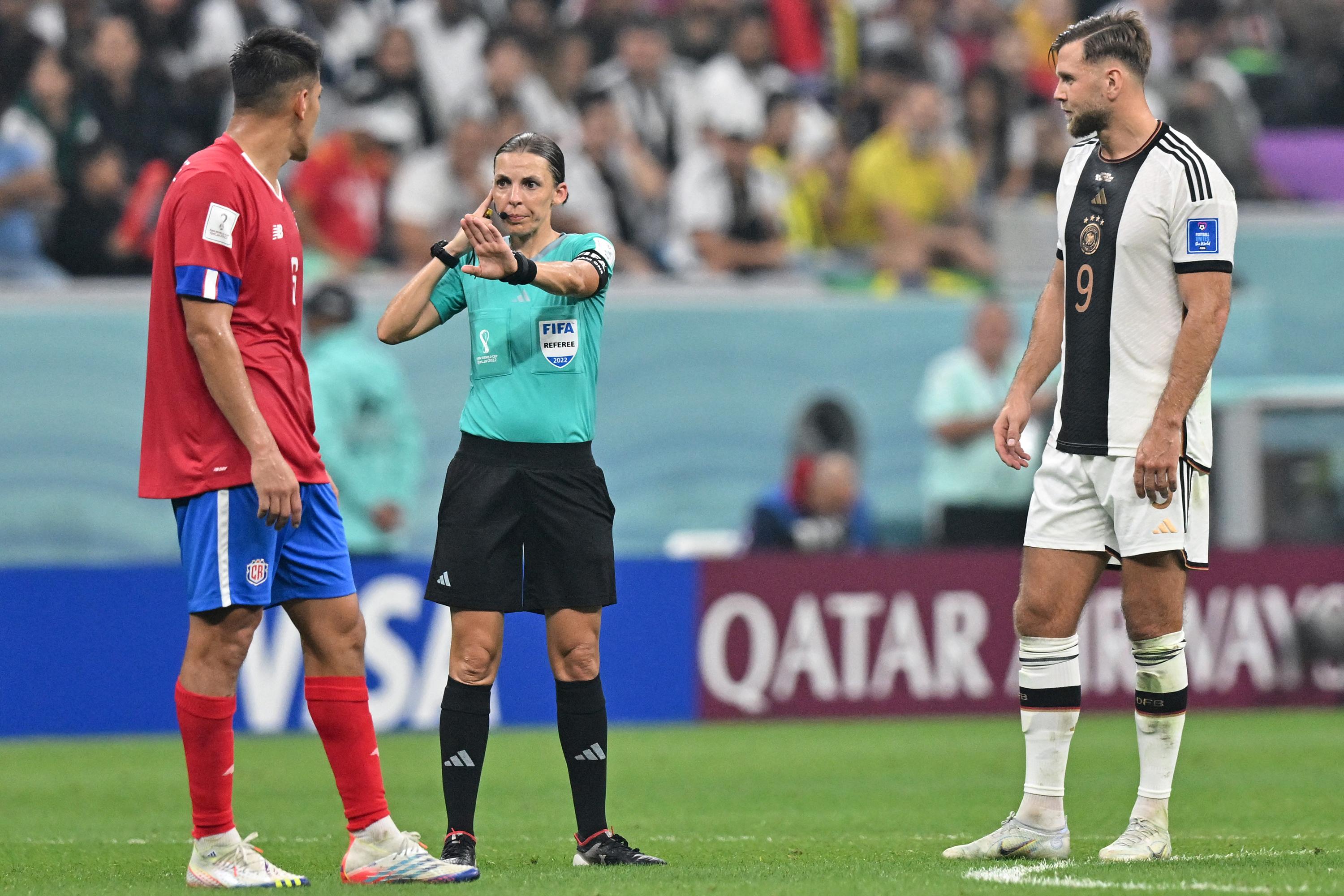 En esta foto de archivo tomada el 1 de diciembre de 2022, el delantero de Alemania #09 Niclas Fuellkrug (D) espera la decisión del árbitro francés Stephanie Frappart después de anotar el cuarto gol de su equipo durante el partido de fútbol del Grupo E de la Copa Mundial de Qatar 2022 entre Costa Rica y Alemania en el estadio Al-Bayt de Al Khor, al norte de Doha. (Foto de Glyn KIRK / AFP).