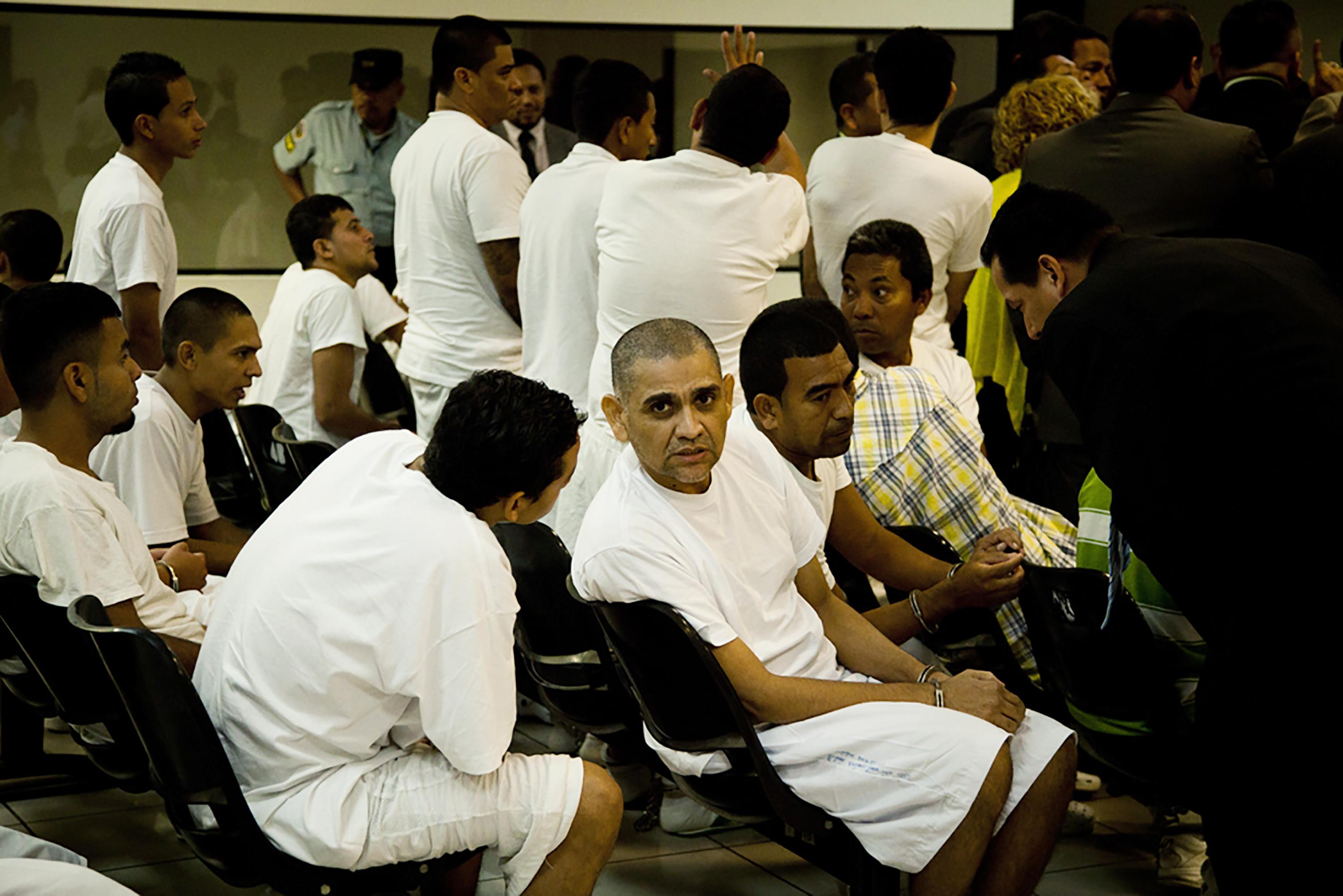 Rubén Antonio Rosa Lovo (al centro), alias El Chivo de Centrales, durante una audiencia realizada en el Centro Judicial Isidro Menéndez, el 16 de febrero de 2016. Rosa Lovo fue uno de los involucrados en la tregua del gobierno de Mauricio Funes y las pandillas. Foto. de El Faro: Víctor Peña.