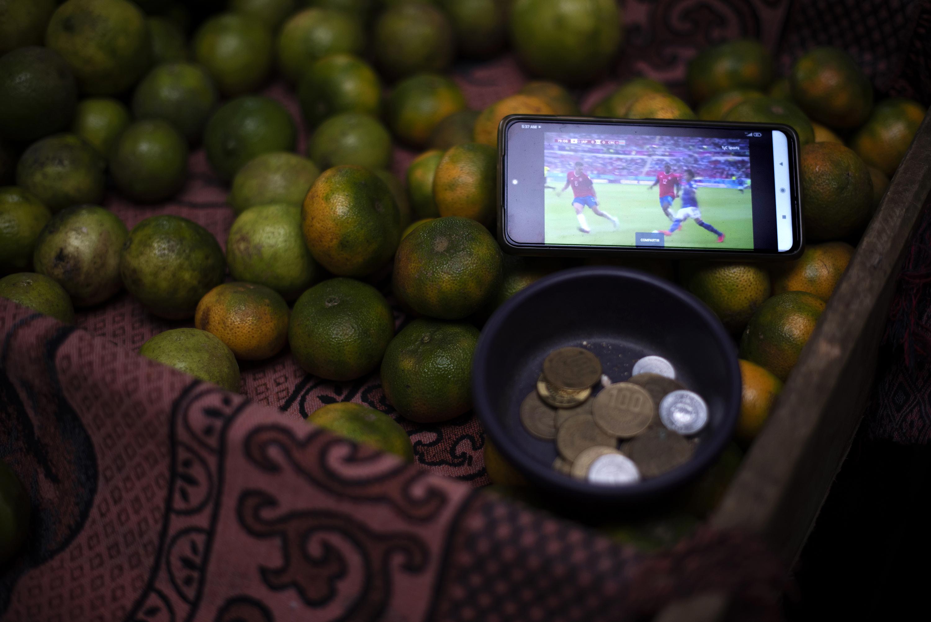 Domingo 27 de noviembre Esta madrugada la Selección mayor de fútbol de Costa Rica venció a la selección de Japón 1 por 0 en el Mundial de Qatar 2022. Feria del agricultor de Coronado, frente a la terminal de autobuses de San Isidro de Coronado. En la imagen: Tramo de Roy Mora del cantón de Acosta, San José. Foto de El Faro: José Díaz. 