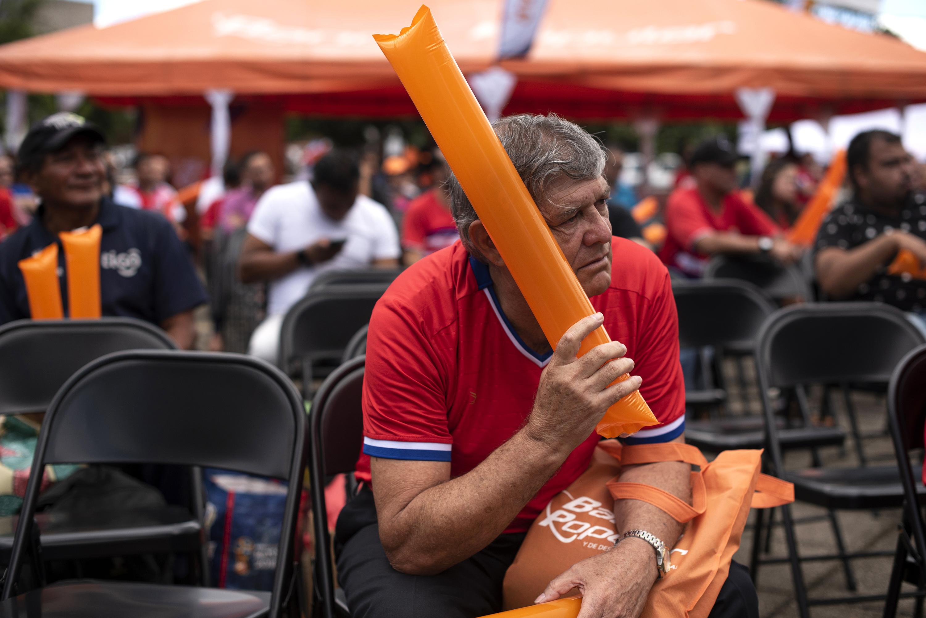 La frustración fue otro de los sentimientos que expresaron los aficionados costarricenses al extinguirse las opciones de clasificación de su Selección de Fútbol a la segunda ronda de Qatar 2022. Foto de José Díaz (El Faro).