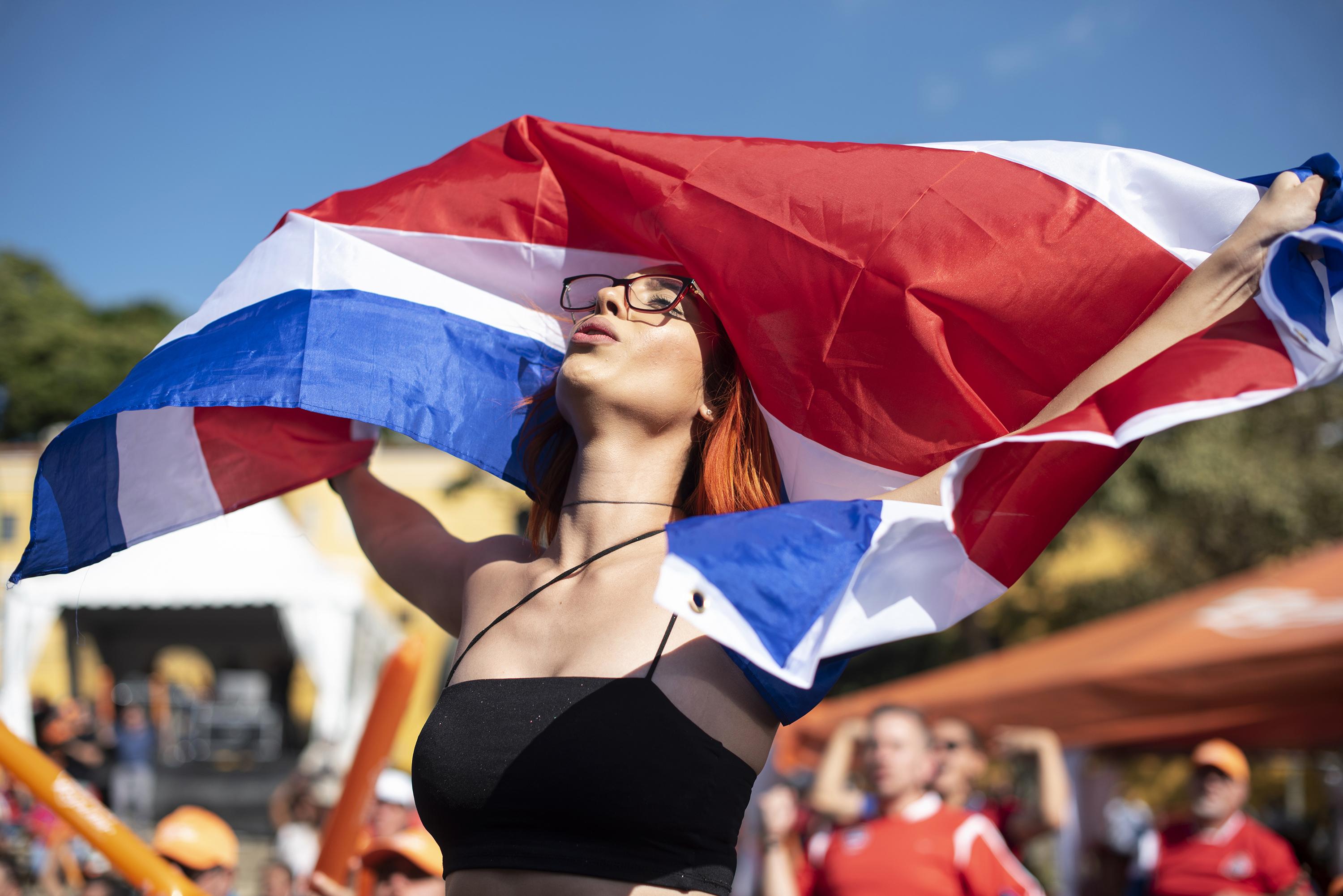 Euforia, ansiedad y alivios vivieron espectadores costarricenses como esta joven durante el partido en que su Selección de Fútbol puso un pie en segunda ronda en la Copa Mundial y acabó descalificada. Foto de José Díaz (El Faro).