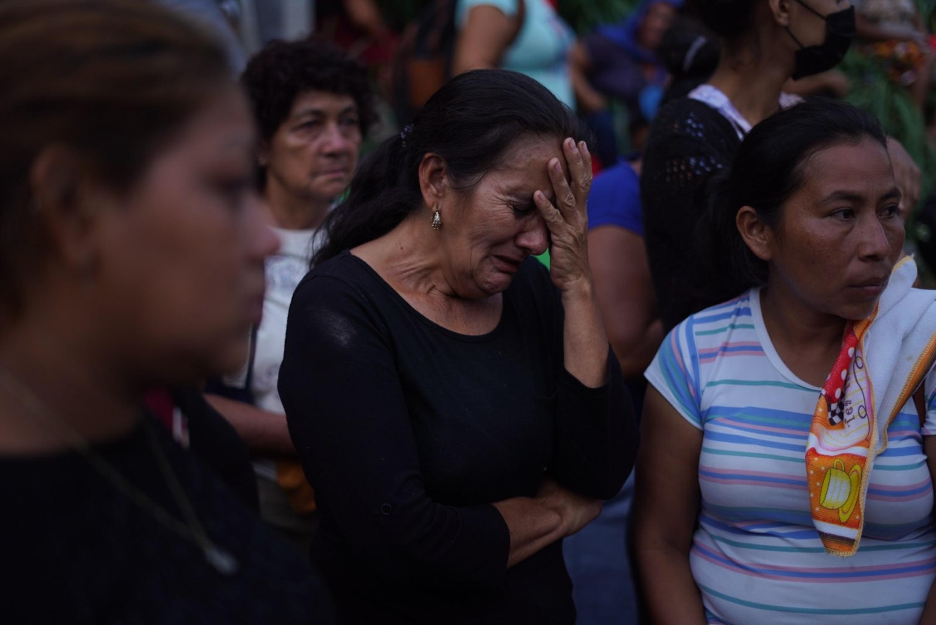 Hundreds of people wait outside Mariona Prison for any trace of information about their family members arrested during the state of exception approved by the Legislative Assembly at the end of March 2022. Photo: Víctor Peña/El Faro