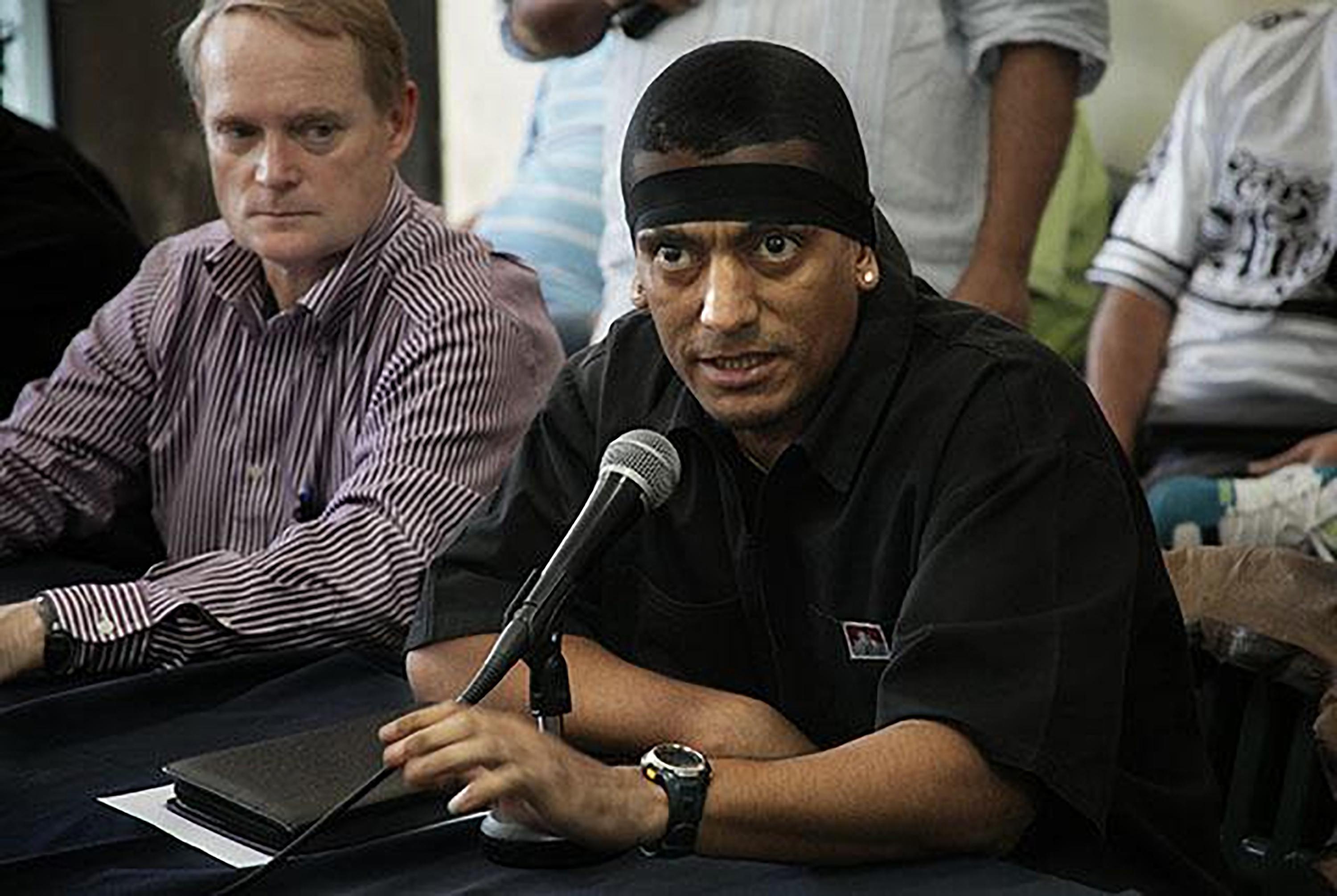 Borromeo Henríquez, Diablito de Hollywood, en conferencia de prensa, el 19 de enero de 2013, mientras responde a las preguntas de los periodistas después de anunciar el compromiso de la Mara Salvatrucha con los Municipios Libres de Violencia. Foto de El Faro: Archivo.