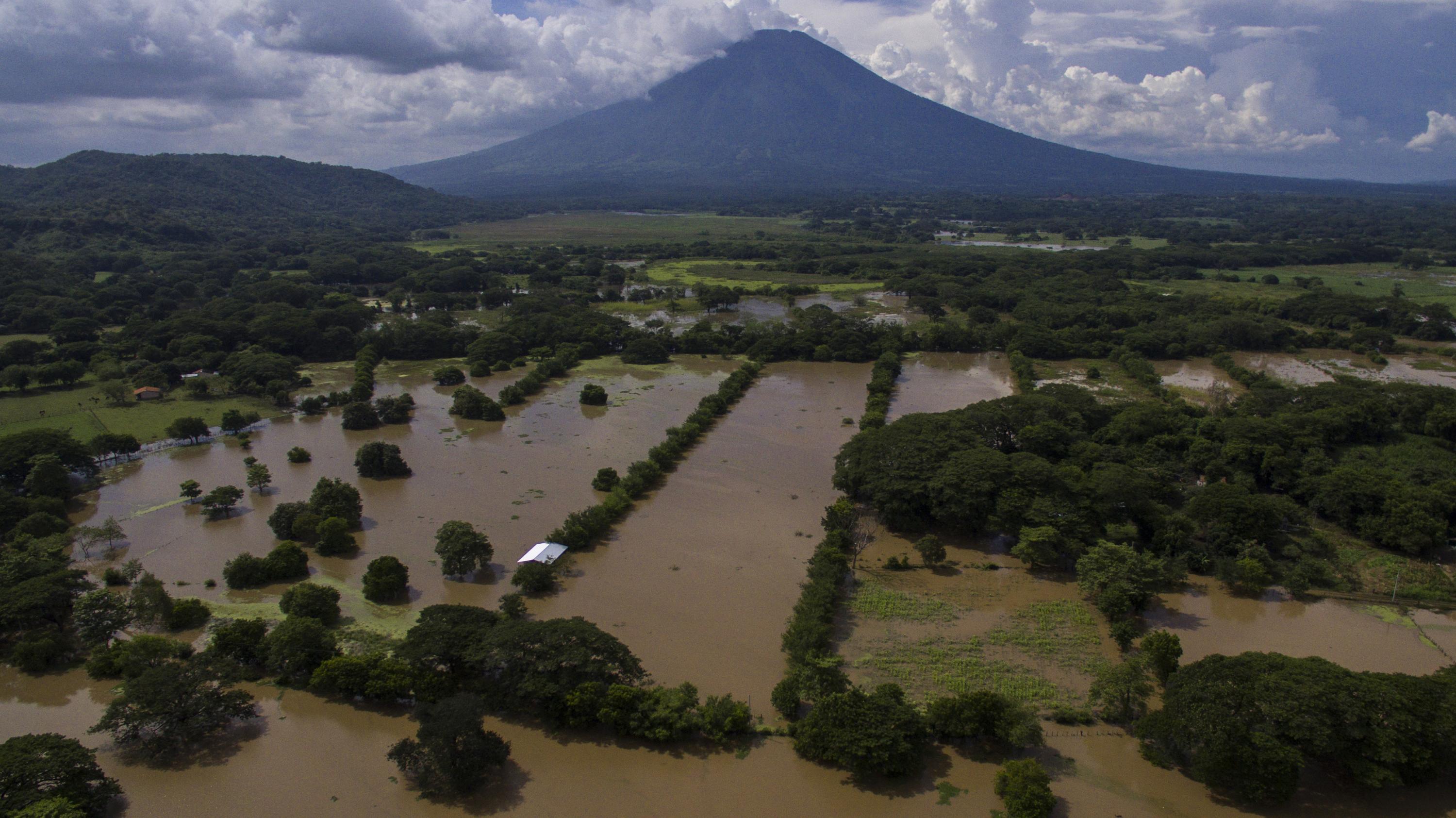 El cantón La Puerta, de San Miguel, se inundó en su totalidad. Se bloqueó el acceso de su calle principal y la mayoría de familias perdieron sus cultivos, que son fuente principal de subsistencia. Cada invierno, estas zonas reciben descargas de agua del río Grande y las inundaciones ocurren con frecuencia cada invierno. Sin embargo, los pobladores califican esta tragedia como de mayor impacto que la que ocurrió en octubre y noviembre de 1998 cuando el huracán Mitch también golpeó con fuerza en todas esas comunidades de San Miguel.