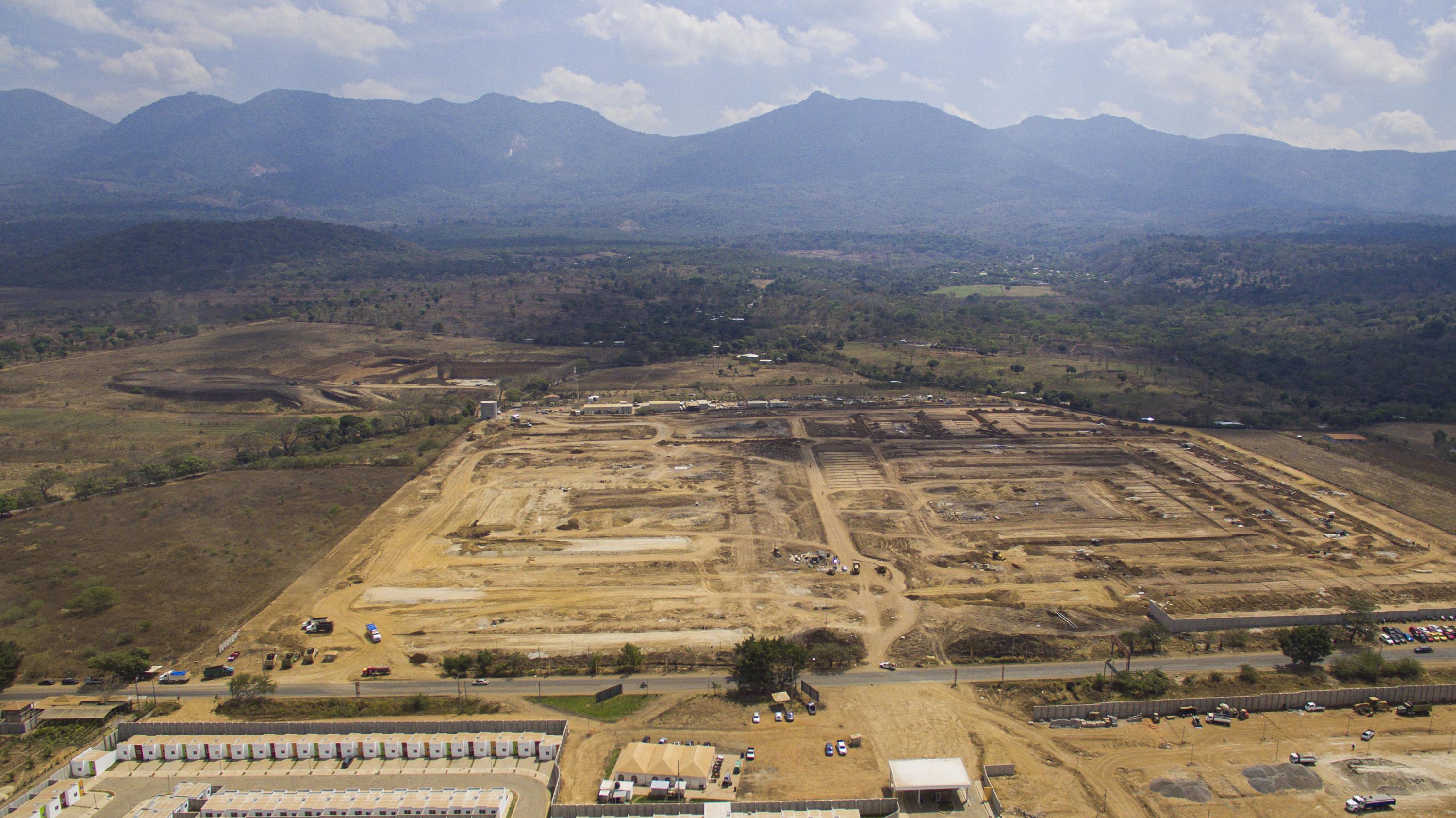 Fénix construye 1,764 casas cerca de la carretera Panamericana, en el departamento de Ahuachapán. El proyecto amenaza a las comunidades que rodean la Hacienda La Labor. Defienden su agua, aunque esto ya les ha traído costos como el encarcelamiento de algunos de sus líderes. Foto de El Faro: Víctor Peña. 