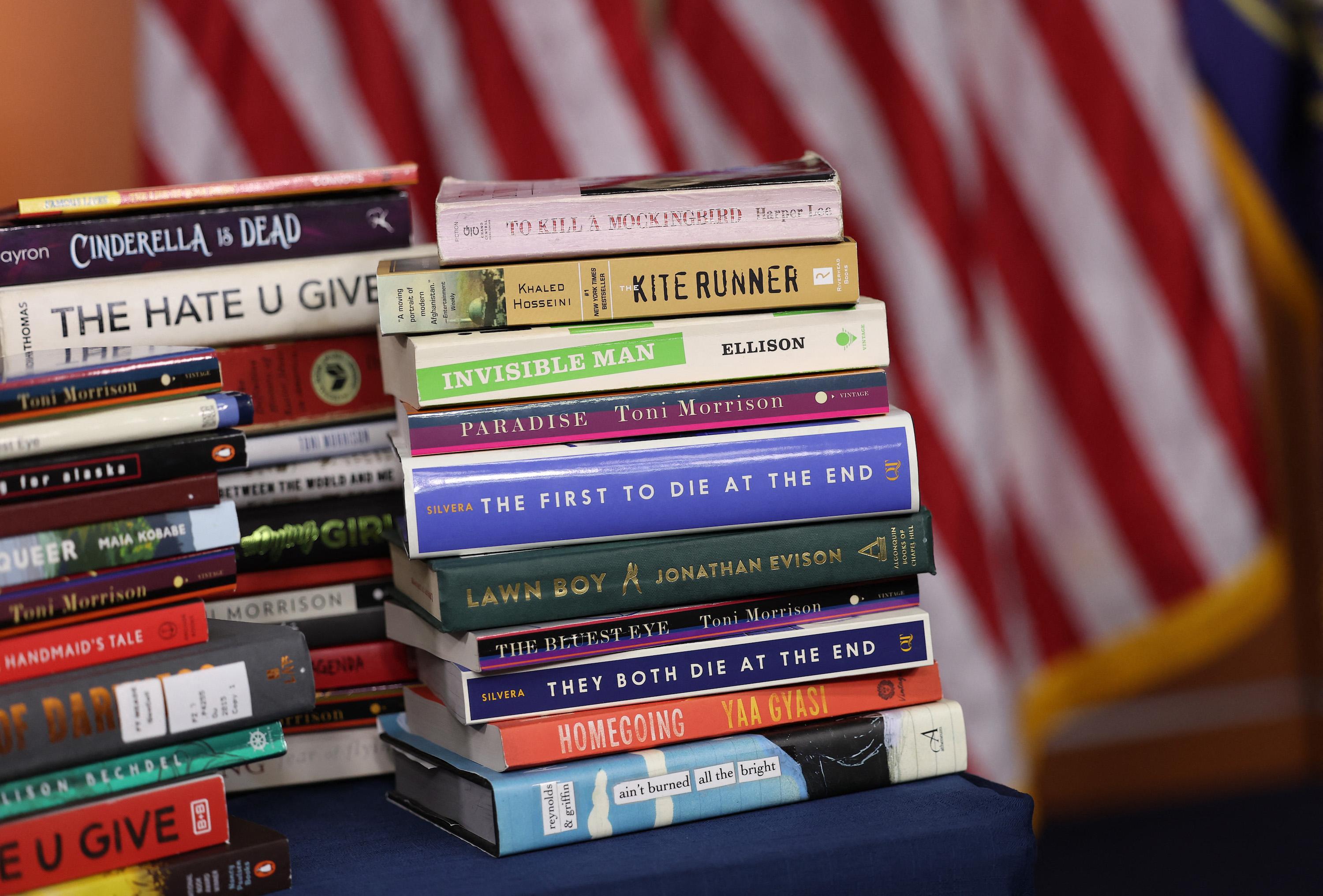 Algunos de los libros censurados recientemente en Estados Unidos a partir de la Ley de los derechos de los padres en la educación durante una conferencia de prensa del líder demócrata Hakeem Jeffries (D-NY), quien el pasado 24 de marzo se pronunció en contra de la medida. Foto: AFP / Kevin Dietsch.