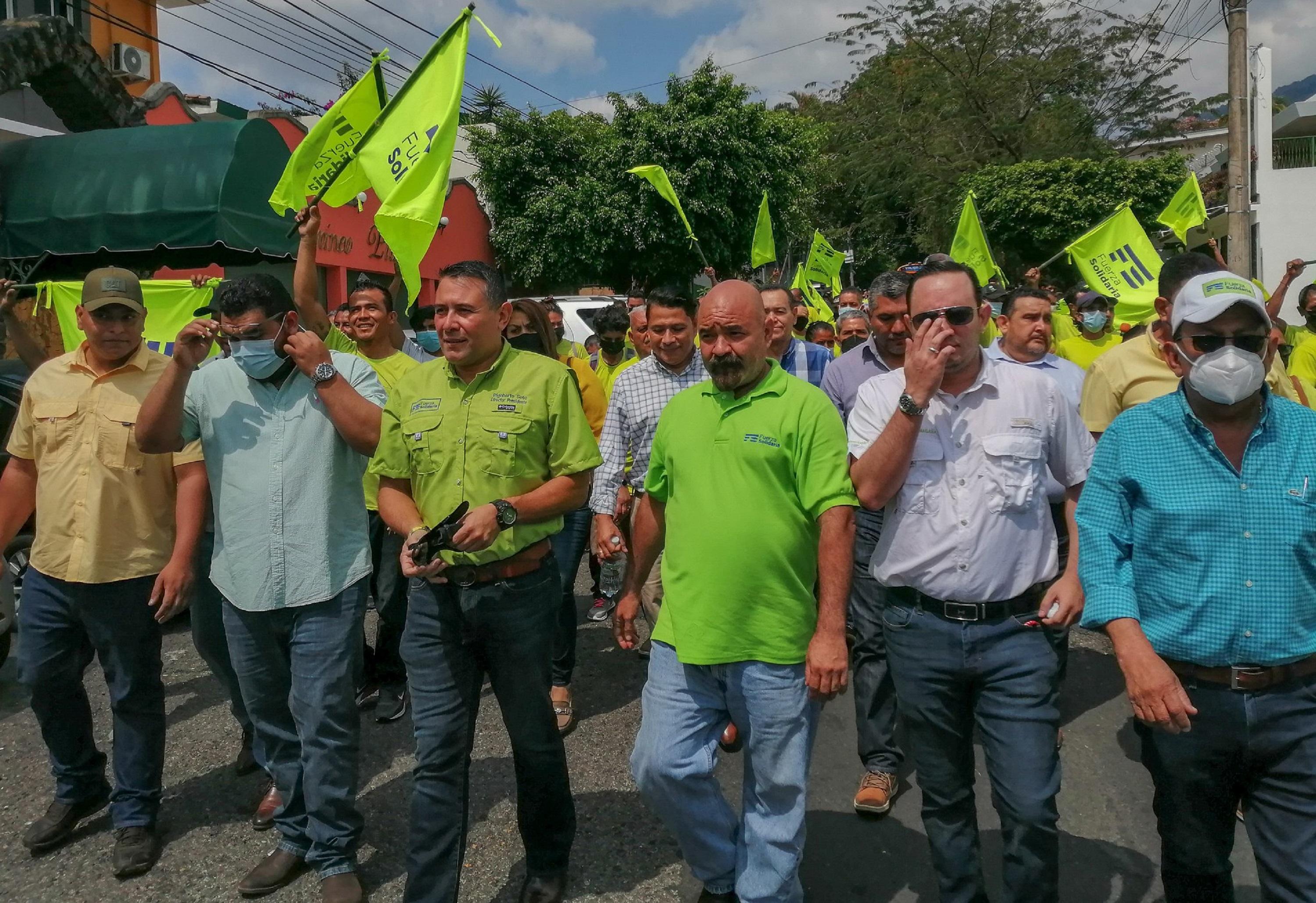 Dirigentes de Fuerza Solidaria, entre ellos, el ex viceministro de Agricultura del Gobierno de Bukele, Rigoberto Soto (camisa verde y pantalón oscuro, al centro) el 22 marzo de 2022, cuando pidieron autorización al TSE para comenzar con su proselitismo. Foto: cortesía de Fuerza Solidaria. 