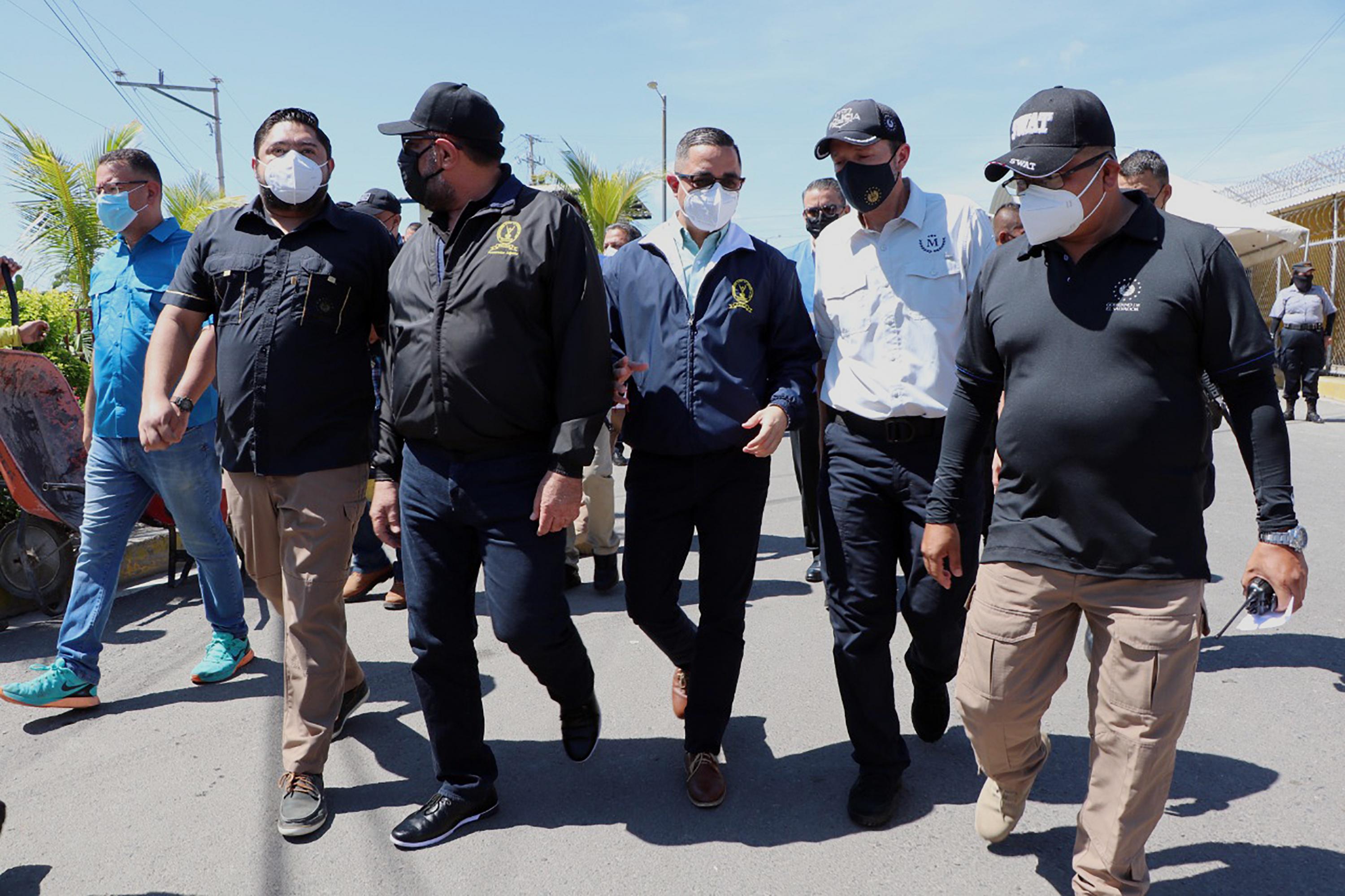 Apolonio Tobar, procurador de Derechos Humanos, realizó una visita al Centro Penitenciario La Esperanza, conocido como Mariona, acompañado por Osiris Luna, director de Centros Penales y el ministro de Justicia y Seguridad, Gustavo Villatoro, el 1 de julio de 2022. Foto de El Faro: Cortesía PDDH.