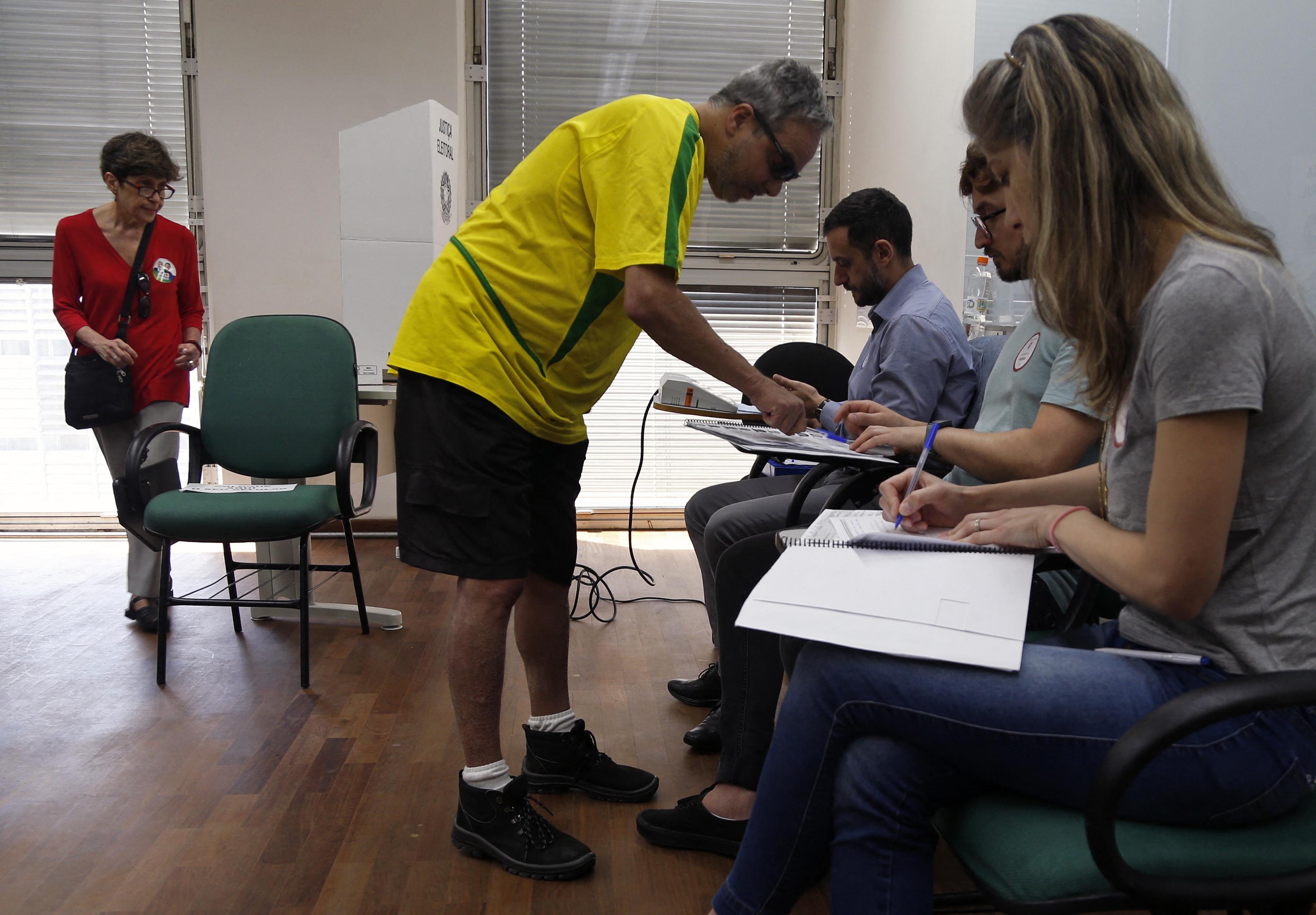 Un hombre vota durante la segunda vuelta de las elecciones presidenciales en un centro de votación en Sao Paulo, Brasil, el 30 de octubre de 2022. - Después de una campaña amargamente divisiva y una primera vuelta electoral inconclusa, Brasil elige a su próximo presidente en una segunda vuelta de suspenso entre dos -el titular de derecha Jair Bolsonaro y el veterano izquierdista Luiz Inacio Lula da Silva. (Foto de Miguel Schincariol / AFP)