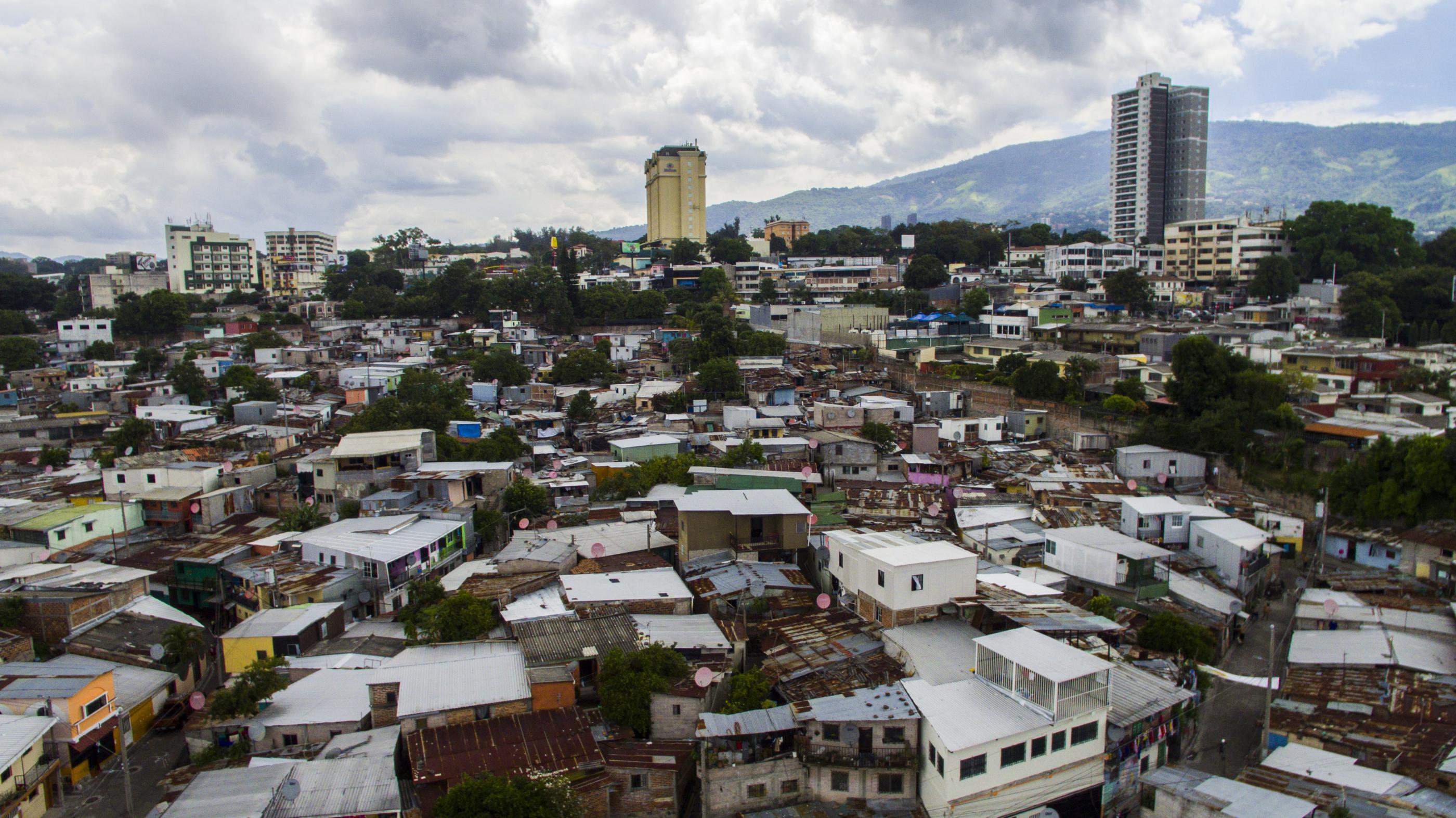 Vista panorámica de la comunidad Las Palmas, que marca una estrecha frontera con la exclusiva colonia San Benito de San Salvador. Foto: Víctor Peña.