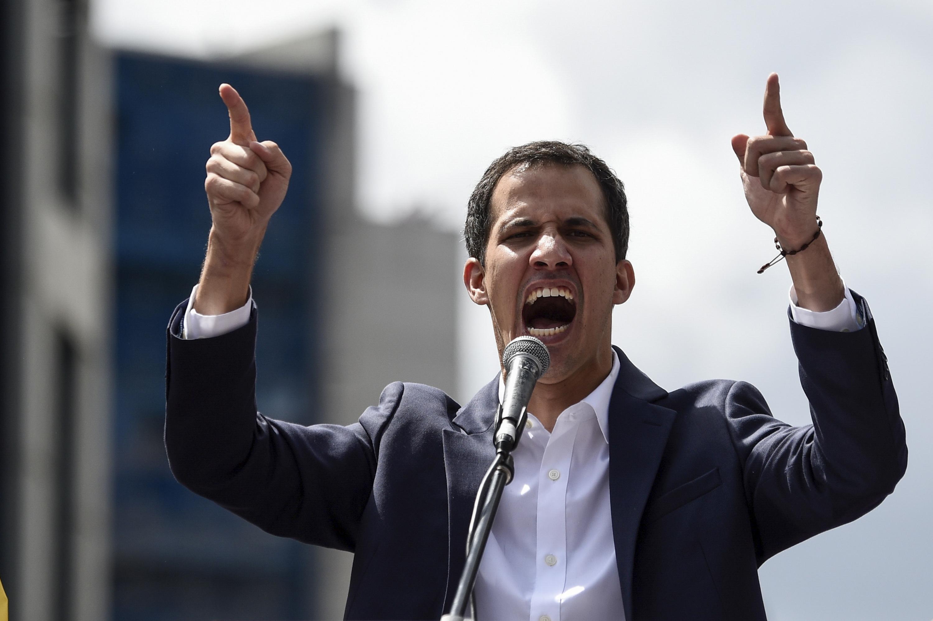 El jefe del parlamento venezolano, Juan Guaido, se proclamó presidente interino de Venezuela este 23 de enero. Si su cargo logra materializarse, Guaidó está obligado a convocar a nuevas elecciones para elegir a un nuevo presidente. Foto de Federico PARRA / AFP.