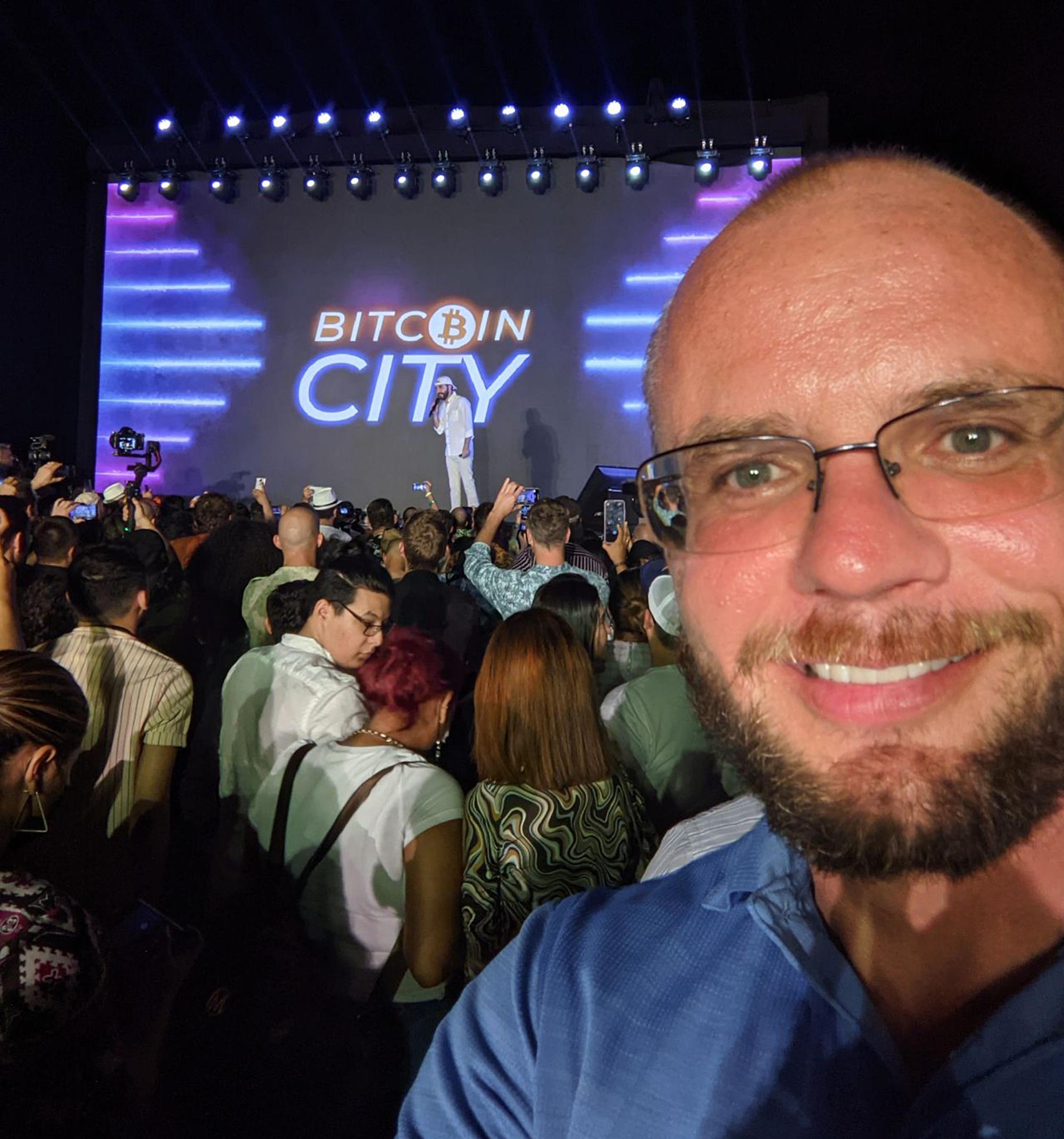 Shaun Overton asitió a la fiesta del 20 de noviembre de 2021 en la que el presidente Nayib Bukele anunció los bonos bitcoin. Foto, Linkedin de S. Overton.