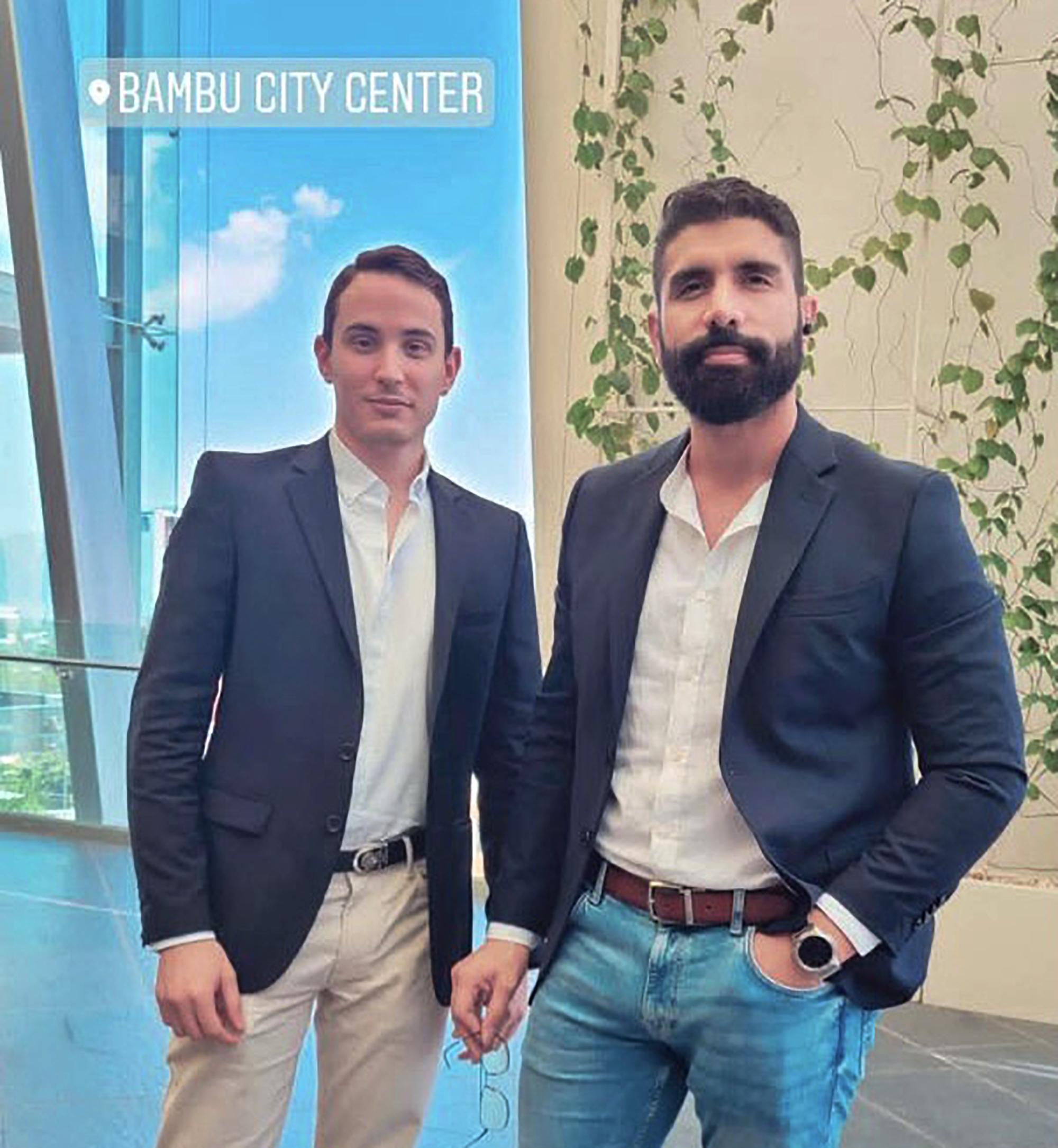 Giorgio Marinetti y Lorenzo Rey compartieron una fotografía en Instagram en el Centro Comercial Bambú, de la Zona Rosa, en San Salvador la primera semana de julio de 2021. Ambos trabajan para Dash Help, una empresa con operaciones en Venezuela. Marinetti es el Ceo de la empresa y Rey es uno de los fundadores.