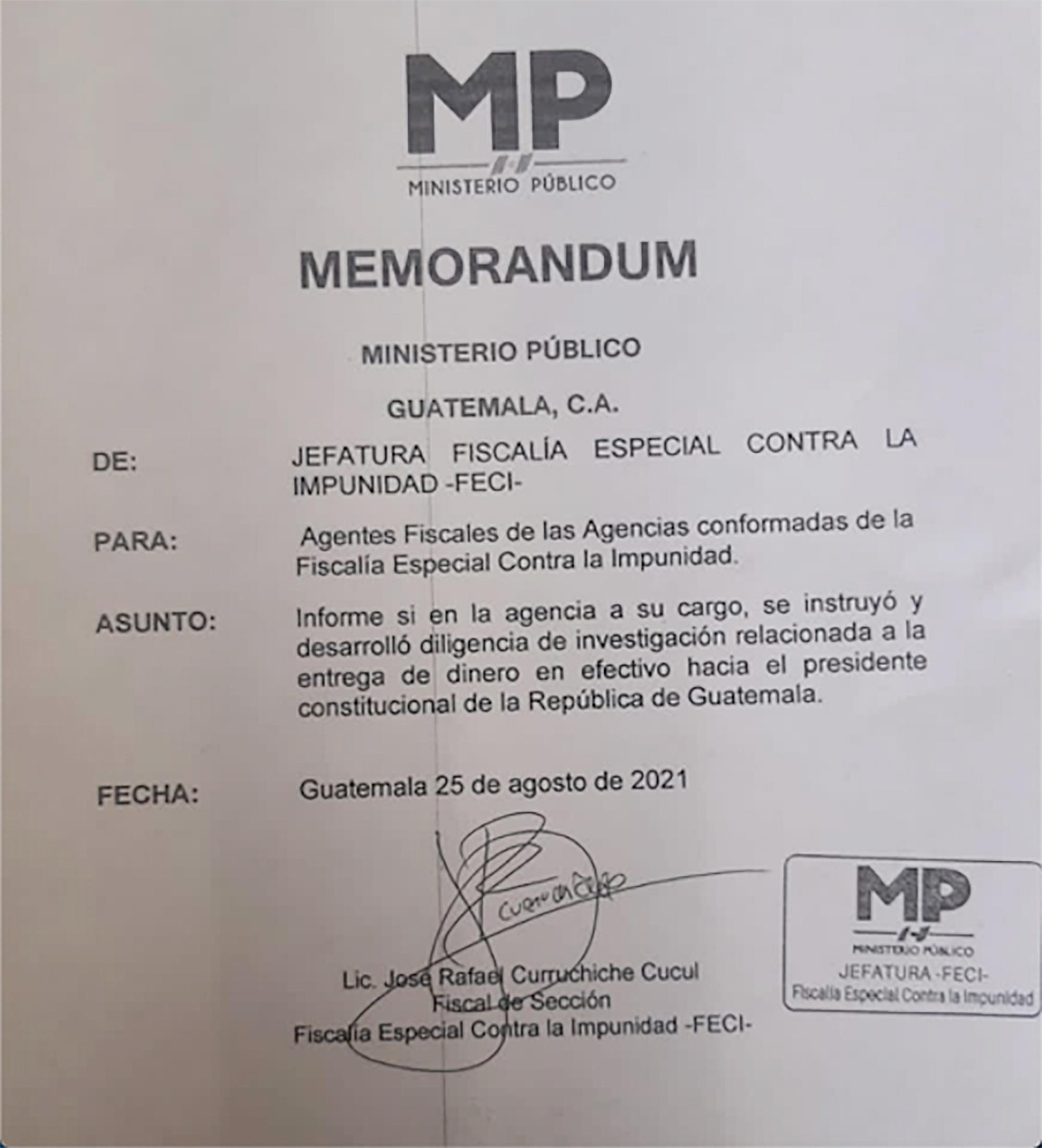 Copia del memo enviado por la fefatura de la FECI el 25 de agosto de 2021, exigiendo a su personal revelar si investigaban al presidente Alejandro Giammattei por recibir dinero en efectivo. Foto: El Faro.