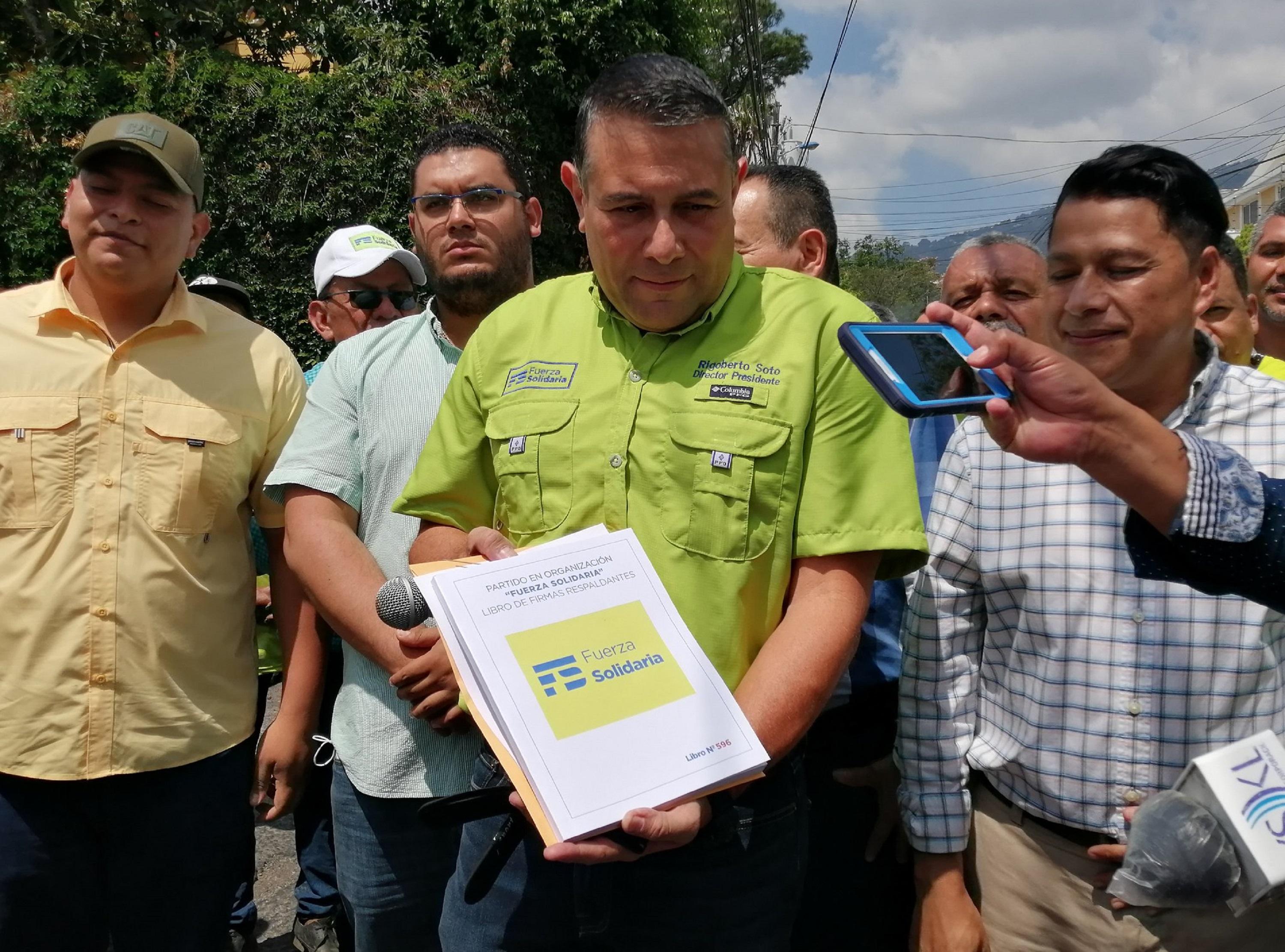 Rigoberto Soto, presidente de Fuerza Solidaria (de verde), el 22 marzo de 2022, cuando pidió autorización al TSE para que su organización comenzara con sus labores de proselitismo de cara a su inscripción como partido. Foto: cortesía de Fuerza Solidaria. 