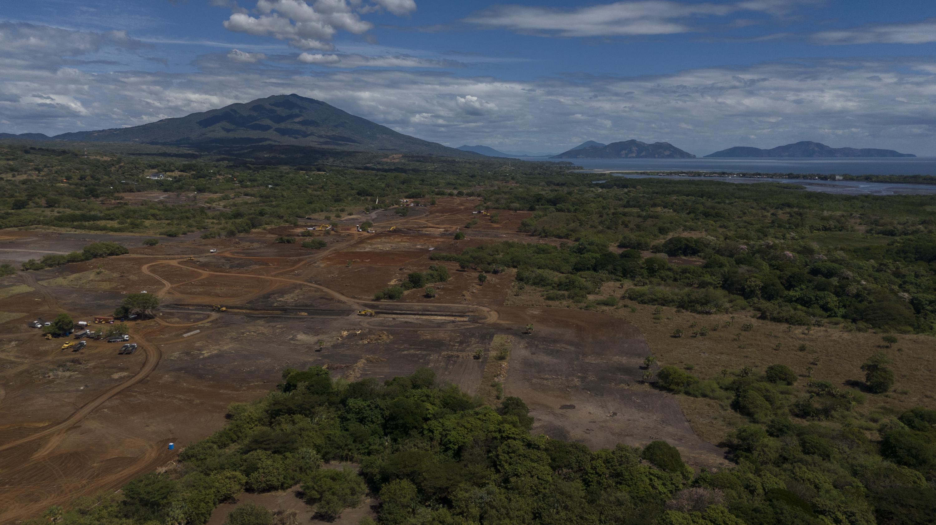 La tala de 462 manzanas de bosque para la construcción golpea a siete comunidades que rodean el aeropuerto: Condadillo, Flor de Mangle, Volcancillo, Loma Larga, Llano Los Patos, El Tamarindo y El Ciprés. Sus pobladores se abastecían de las cuencas de los ríos Condadillo, Managuara, Los Lagartos y Condadillo. Desde que iniciaron las obras de terracería en diciembre de 2024, esas comunidades no han podido acceder a esas fuentes de agua por miedo a represalias por parte de los empleados de CEPA.