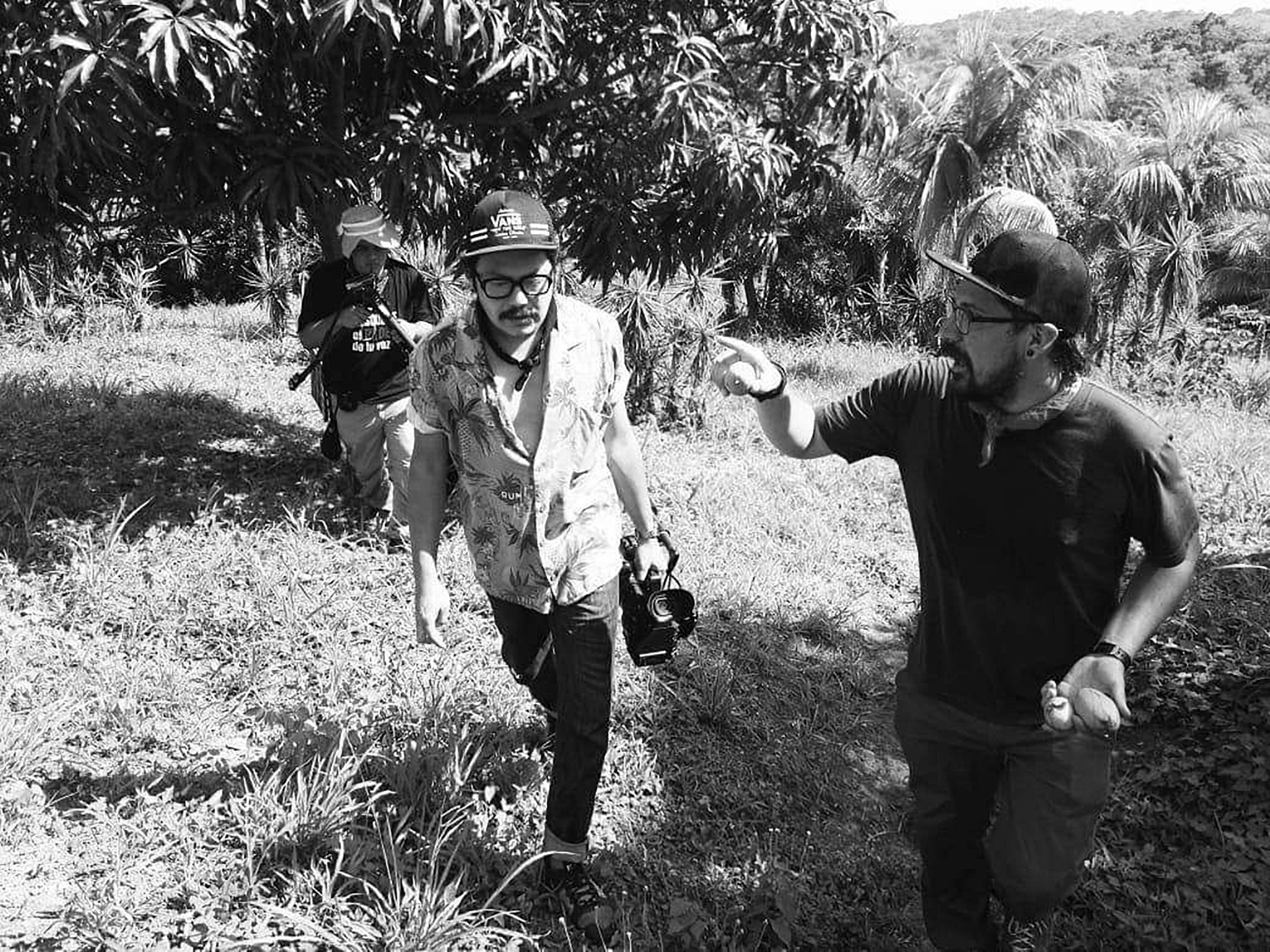 La decisión de rodar la película en blanco y negro, cuenta Manuel Flores, director de fotografía, responde a un interés estético no sólo para construir la imagen de un no tiempo y un no lugar que podría ser El Salvador, sino también de plasmar una oda al Nuevo Cine Latinoamericano como movimiento. Foto de El Faro: Cortesía de CUMA Cine.
