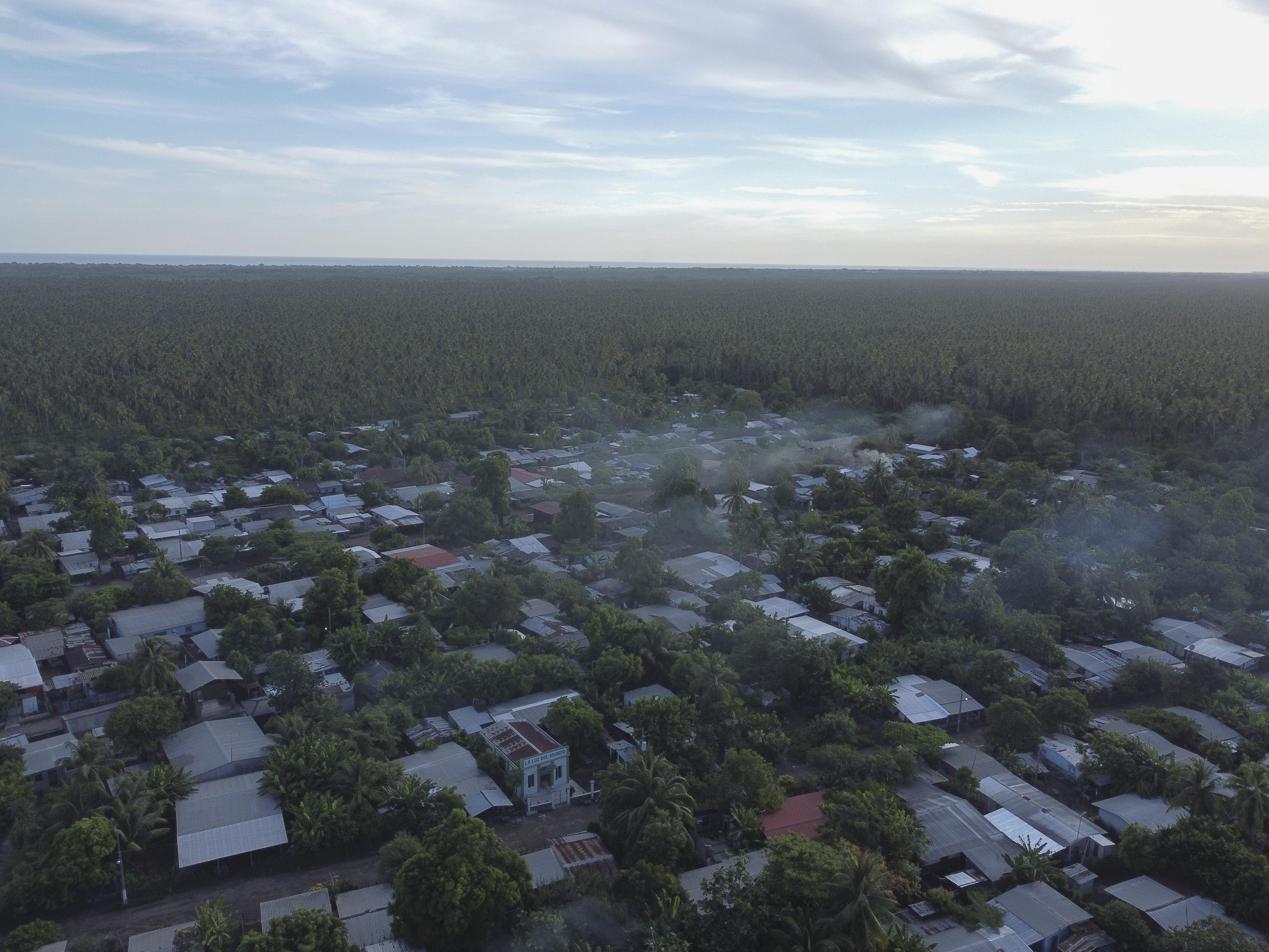 La Comunidad El Jobal es parte de la isla Espíritu Santo de la Bahía de Jiquilisco, Usulután. Allí funciona una cooperativa de producción de derivados del coco. Según los líderes comunitarios, allí viven aproximadamente 1,400 personas. Foto de El Faro: Carlos Barrera