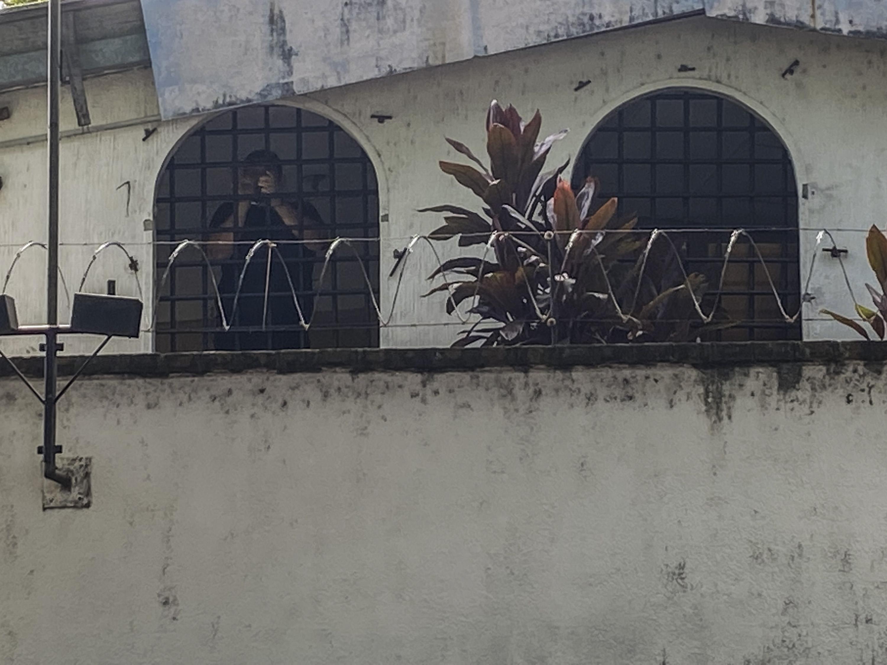 El miércoles 24 de agosto, un reportero de El Faro logró conversar unos minutos con Luis Rivas mientras estaba en las oficinas de la DPTC de la Policía. Foto: Gabriel Labrador