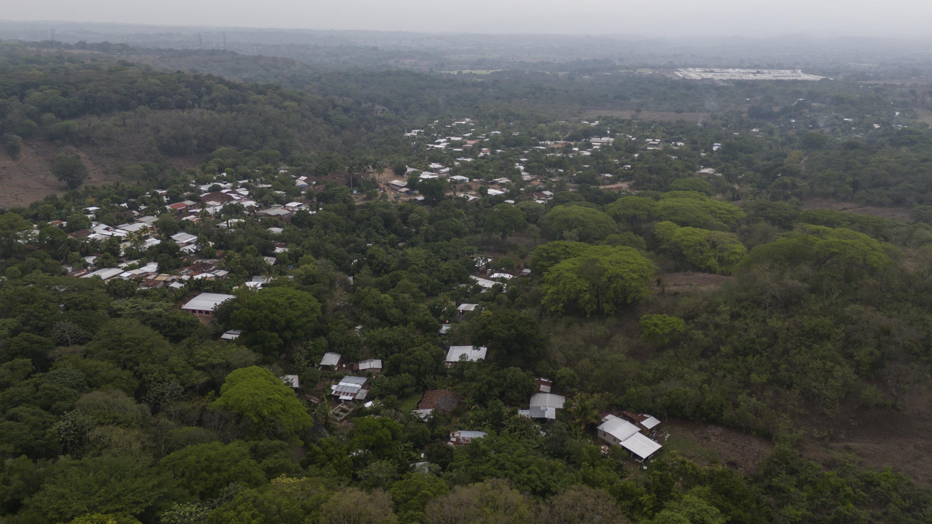 In January 2022, residents of Hacienda La Labor, in Ahuachapán, protested against Fénix, a real estate company that was beginning construction on a 1,764-unit housing project called Eco Terra Hacienda. The company drilled a well to supply water for the project, despite not having the necessary environmental permits. Drilling threatened the community’s access to water, affecting more than 500 families. Residents tried to stop the construction of the well, but three leaders were arrested for trespassing. They were the first people to be jailed by the Bukele administration for defending their water. Two years later, construction has advanced and no one is protesting the well. Although the community members were acquitted, Fénix continues to pursue litigation. Photo by Víctor Peña.