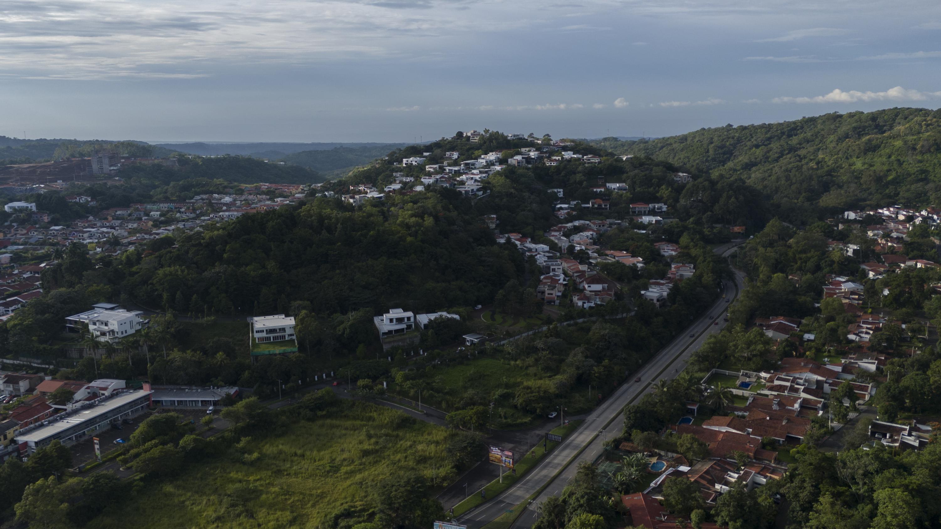 Vista general de la zona residencial que rodea Los Sueños, donde el gobierno compró terrenos para construir una nueva residencia presidencial. Foto de El Faro: Víctor Peña. 