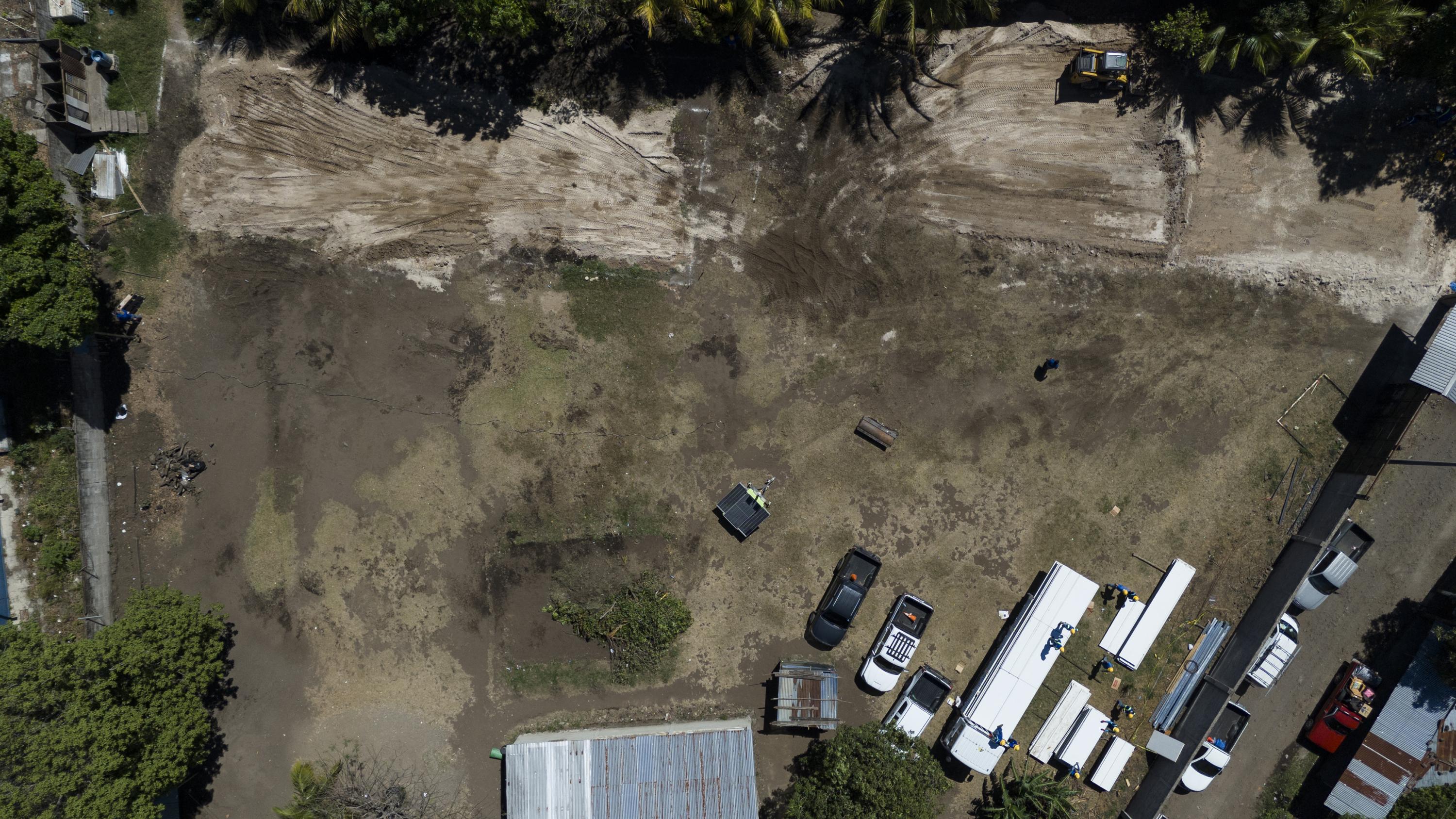 El 20 de febrero de 2025, el Gobierno comenzó a desmantelar las champas del Centro Escolar Jorge Lardé, donde los alumnos recibían sus clases, en el cantón Las Higueras, en Izalco, Sonsonate. Así lo confirmaron a El Faro varios vecinos y padres de familia. Las labores comenzaron unos días después de que algunos medios de comunicación publicaron las condiciones de la escuela. Foto de El Faro: Víctor Peña. 