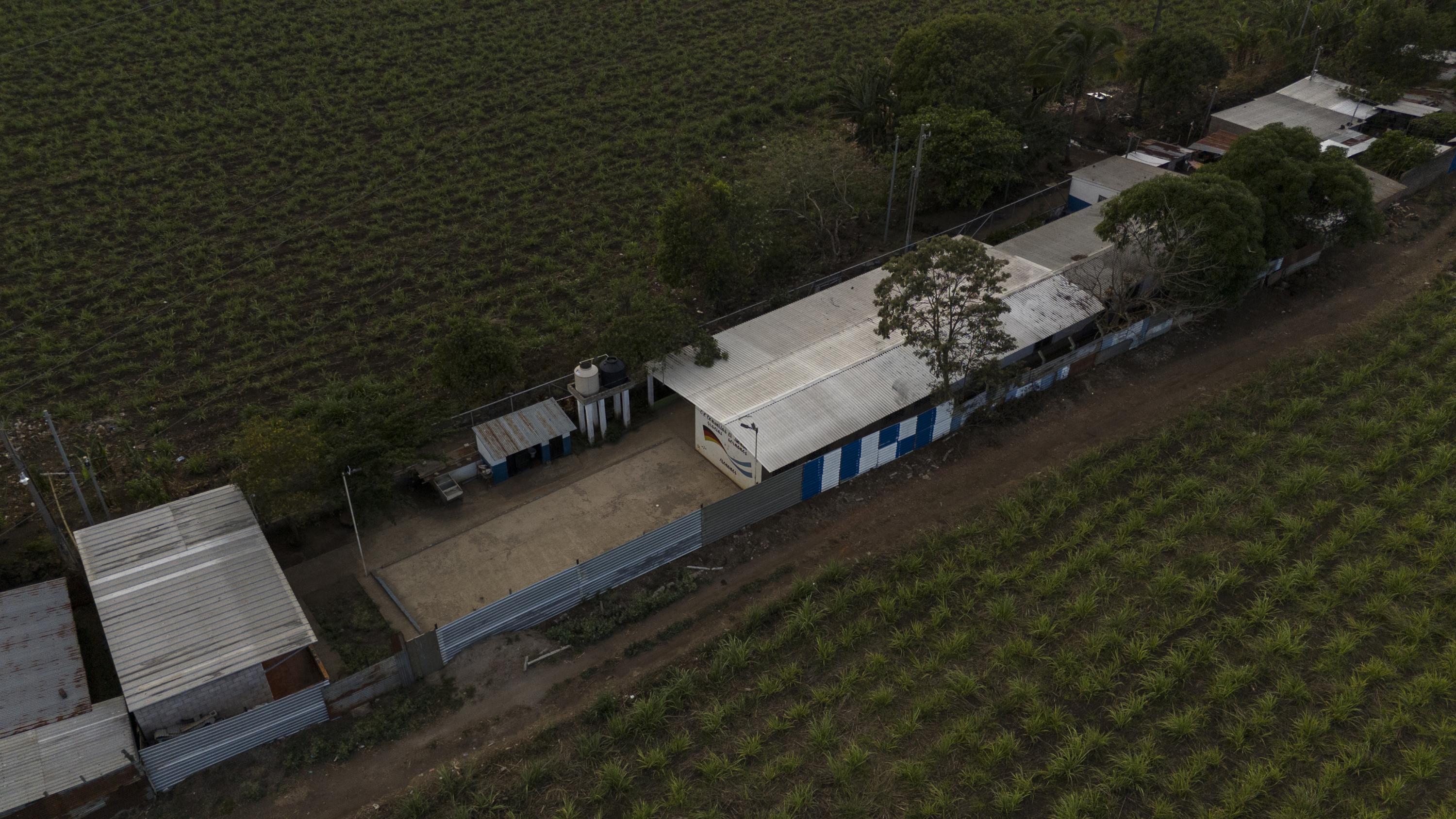 El 20 de febrero de 2025, el Ministerio de Educación anunció el cierre del Centro Escolar del caserío El Bambú, en Izalco. El Ministerio lo justificó por una baja inscripción de alumnos para el año 2025. Foto de El Faro: Víctor Peña. 