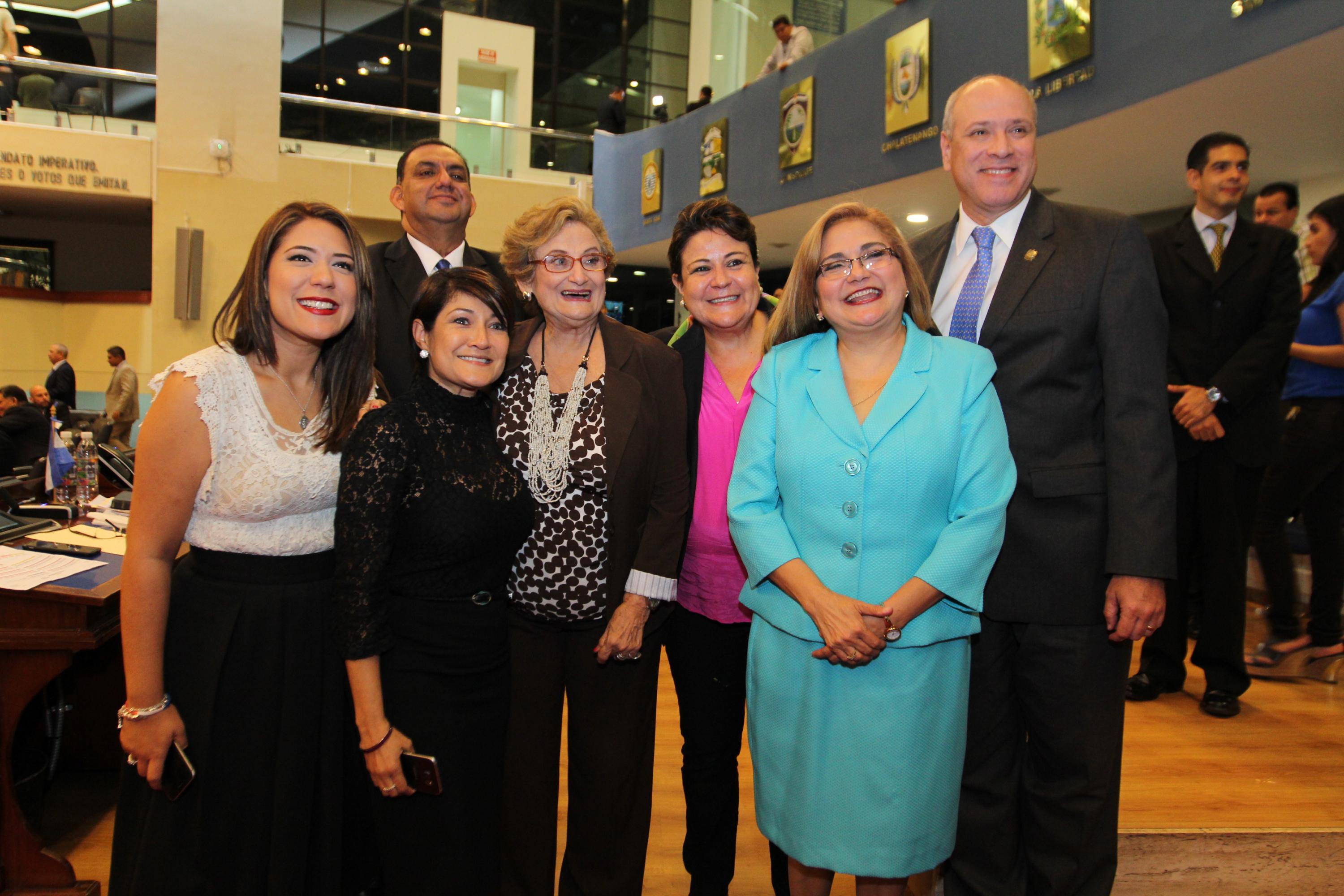 La procuradora de derechos humanos Raquel Caballero de Guevara (de celeste, a la derecha) posa con diputados de Arena el día de su juramentación. Los diputados, de izquierda a derecha: Mayteé Iraheta, Alberto Romero, Karla Hernández, Milena Calderón, Margarita Escobar y Rodrigo Ávila. Foto tomada en el Salón Azul el 22 de septiembre de 2016. Foto: cortesía Asamblea Legislativa.