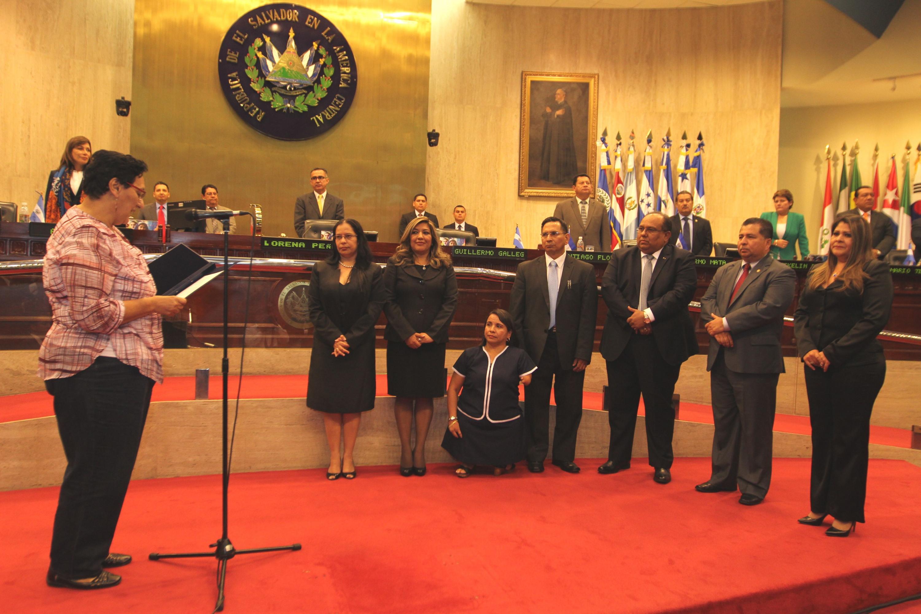 Lorena Peña, presidenta de la Asamblea Legislativa, juramenta al nuevo Consejo Nacional de la Judicatura. De izquierda a derecha: Gloria Álvarez, Doris Castillo, María Petrona, Alcides Funes Teos, Carlos García, Santos Treminio y María Antonieta Josa. Foto: Asamblea Legislativa, 22 de septiembre de 2016.