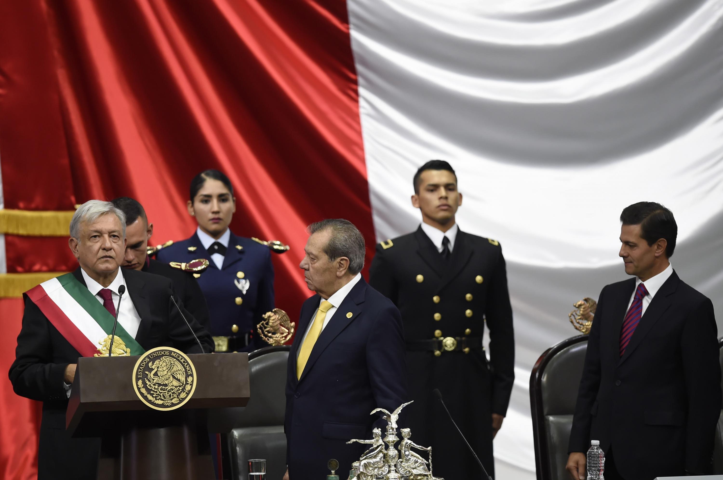 El nuevo presidente de México, Andrés Manuel Lopez Obrador, se alista para dar un discurso junto al presidente del Congresom Porfirio Muñoz Ledo y el presidente saliente Enrique Peña Nieto, en la ceremonia de inauguración presidencia en el Congreso Nacional. Foto: Alfredo Estrella/ AFP