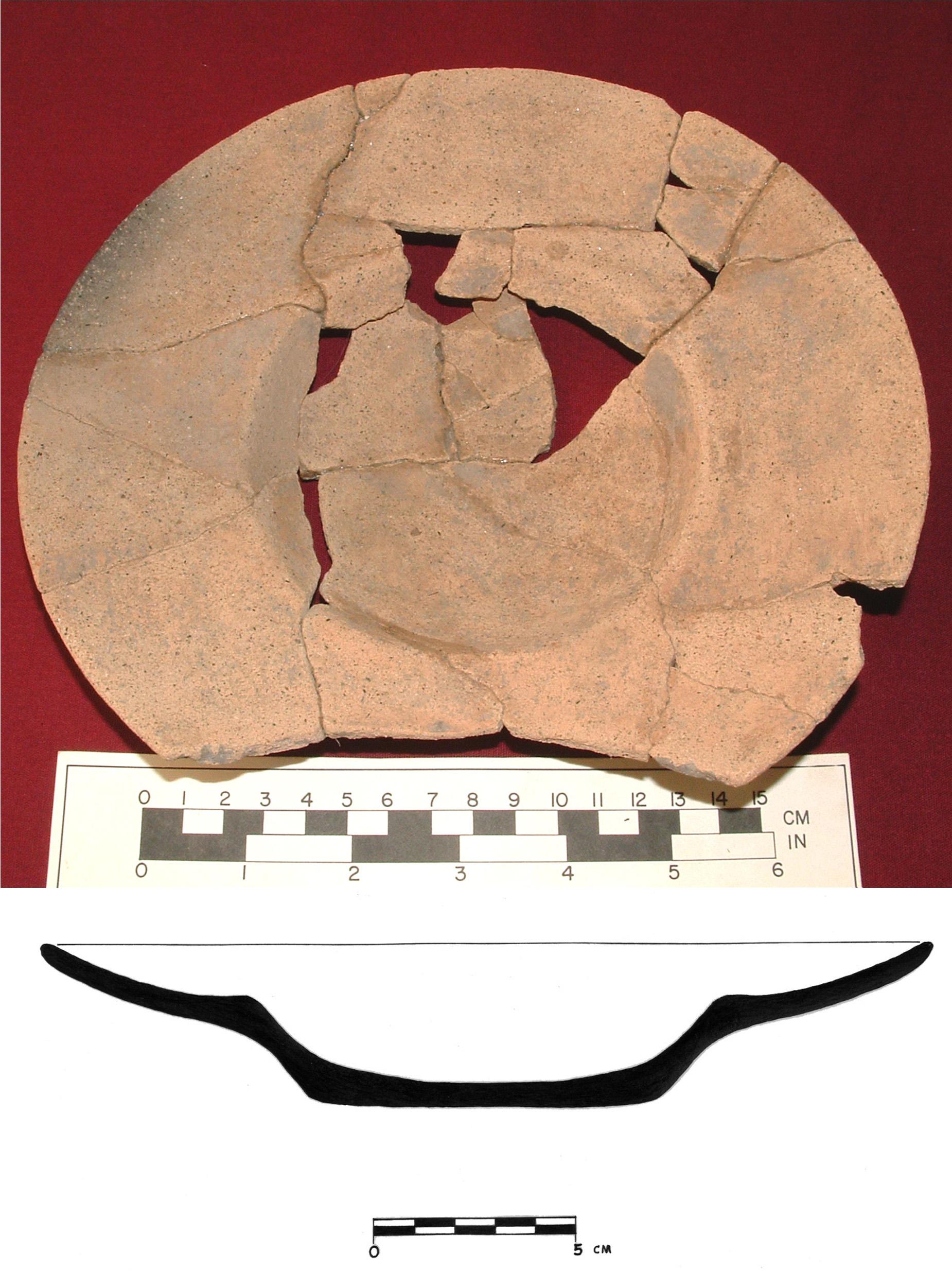 Plato Pipil-Italiano, mediados del siglo XVI, Ciudad Vieja, El Salvador. Las alfareras de la villa de San Salvador combinaron el estilo y la tecnología indígena Pipil con las formas de la cerámica mayólica española en estilo Italiano (cerámica vidriada con estaño). Foto del autor. Dibujo por Francisco Galdámez.