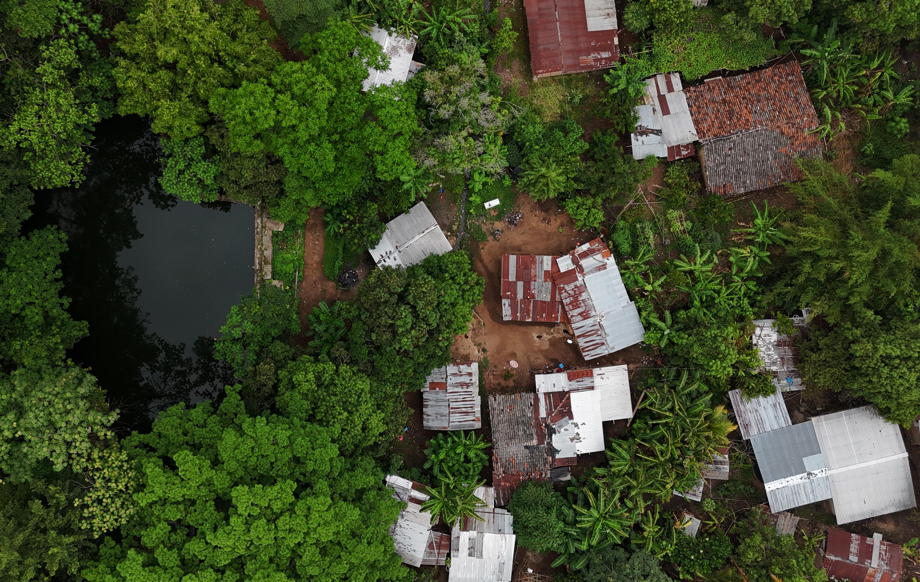 A spring supplies water to more than 500 families at La Labor Hacienda. The Fénix company built 1,764 houses, jeopardizing access to water for these communities, where some have already faced legal proceedings for defending that right. Photo Víctor Peña