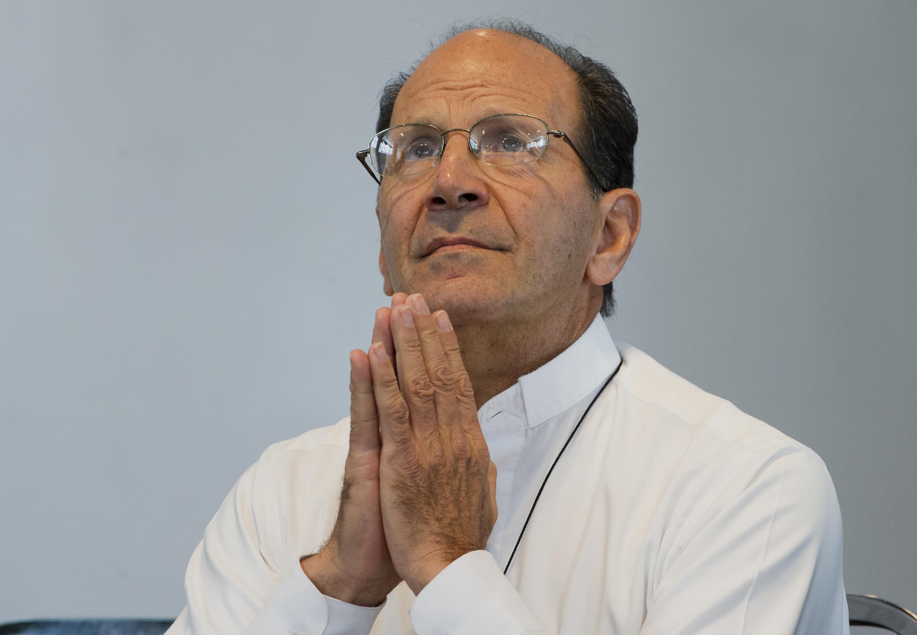 El presbítero y sacerdote católico Alejandro Solalinde antes de hablar durante una conferencia de prensa en la Ciudad de México, el 10 de julio de 2012. Foto de AFP: Alfredo Estrella.