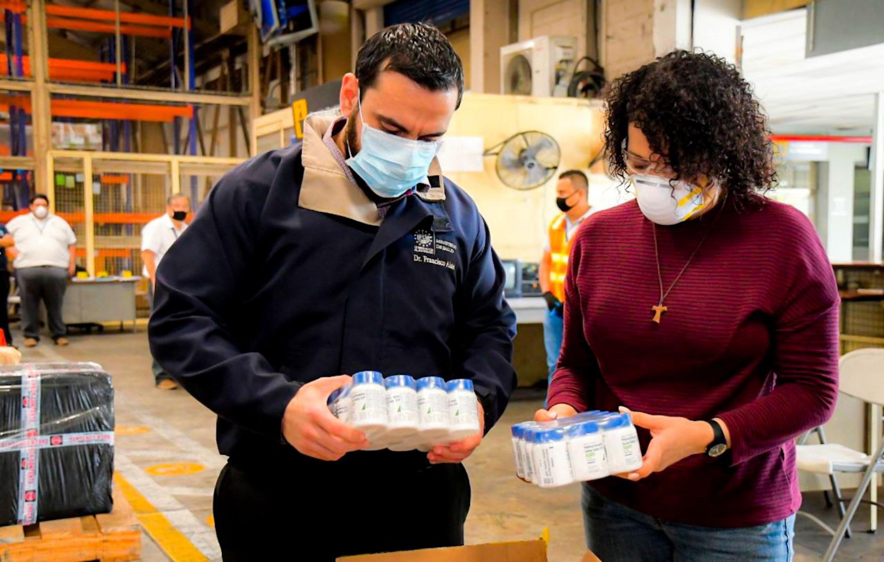 Salvadoran Minister of Health Francisco Alabí and chief of cabinet Carolina Recinos are two officials who benefit from a law impeding investigations into Covid-19 pandemic-related government purchases. Photo Office of the President