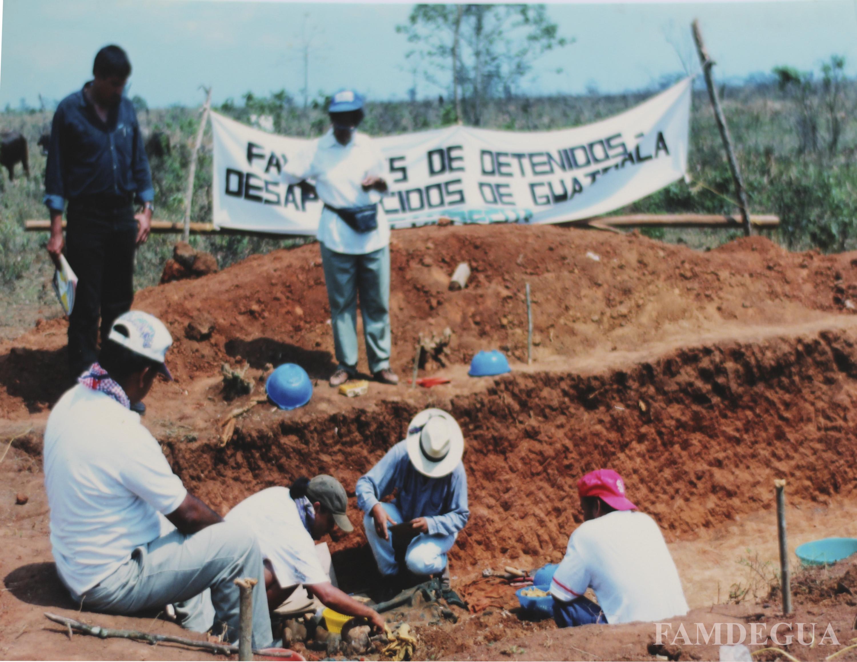 Proceso de exhumación en la comunidad de Los Josefinos. Foto cortesía de la Asociación de Familiares Detenidos y Desaparecidos de Guatemala (FAMDEGUA)