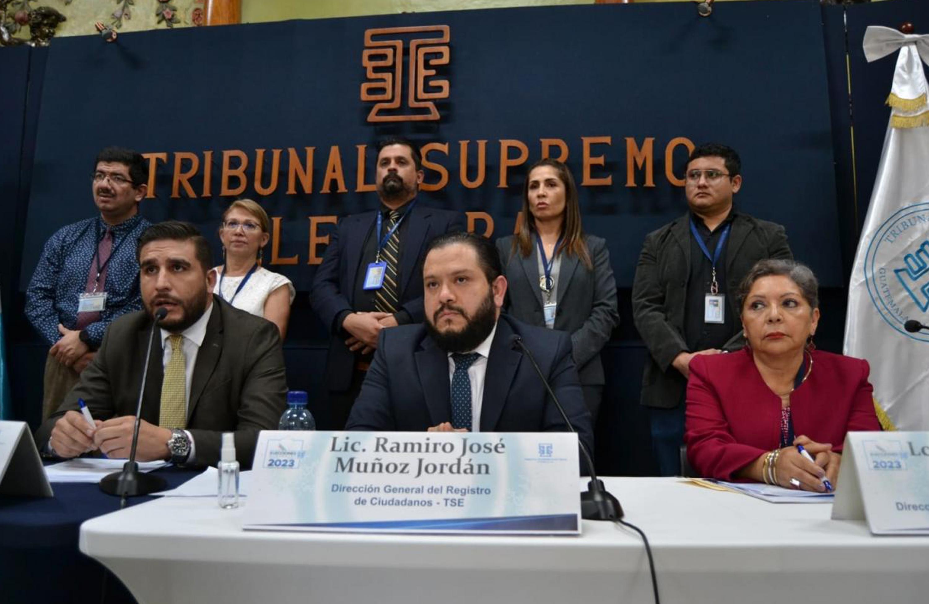 Ramiro Muñoz, Director General del Registro de Ciudadanos del Tribunal Supremo Electoral de Guatemala, durante una conferencia de prensa el 13 de julio de 2023 en la que anunció que no acataría al juez que ordenaba la suspensión de la personería jurídica de Semilla. Mes y medio después, Muñoz acató la misma orden aduciendo que el proceso electoral ya terminó. Foto: página web del TSE de Guatemala