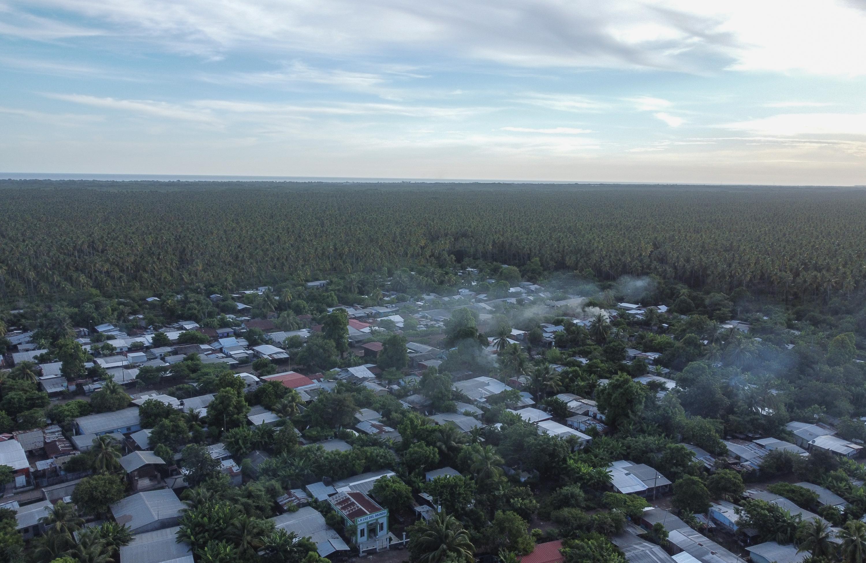 La Comunidad El Jobal es parte de la isla Espíritu Santo de la Bahía de Jiquilisco, Usulután. Allí funciona una cooperativa de producción de derivados del coco. Según los líderes comunitarios, allí viven aproximadamente 1,400 personas. Foto de El Faro: Carlos Barrera