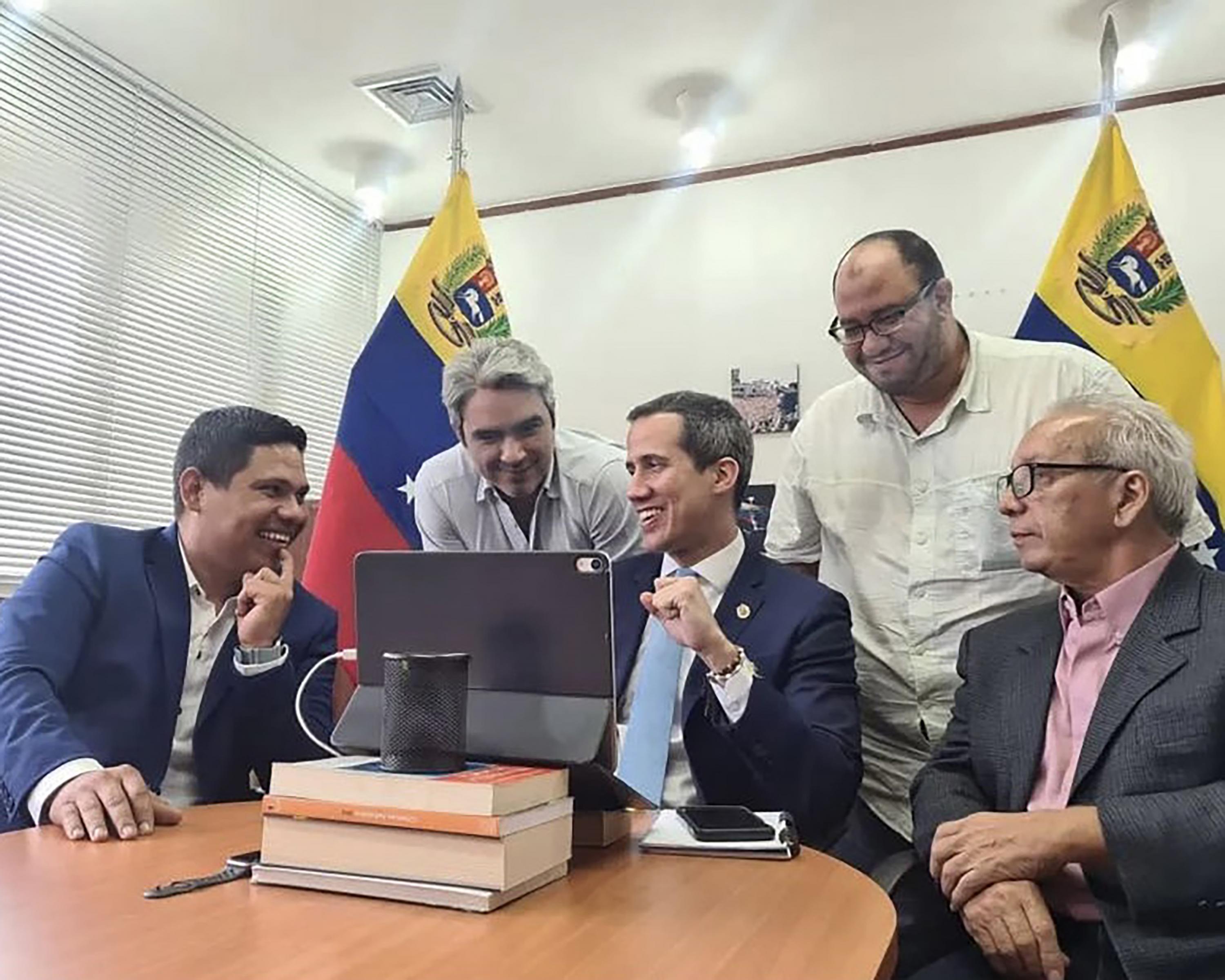 Carlos Somaza, conocido como la mano derecha de Juan Guaidó. Somaza es uno de los asesores de campaña vinculados a Salto Angel Consulting, una empresa constituida en Delaware, cuyos dueños -según Lester Toledo- son anónimos  