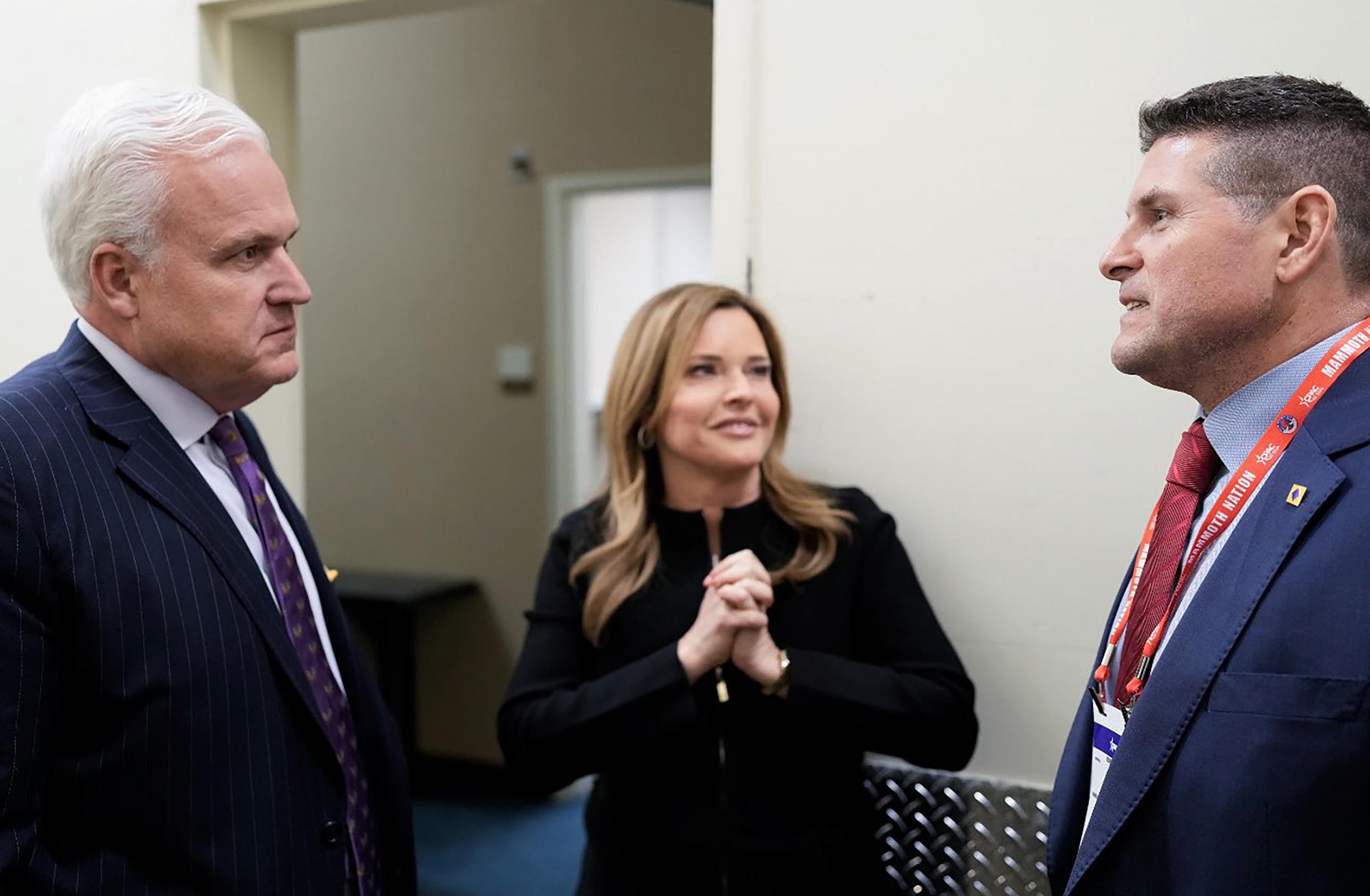 En febrero de 2024, Merlo (derecha) aprovechó la participación de Bukele en la Conferencia de Acción Conservadora para reunirse con Matt Schlap y su esposa Mercedes Schlapp, quien fue directora de estrategia de comunicaciones de Donald Trump.