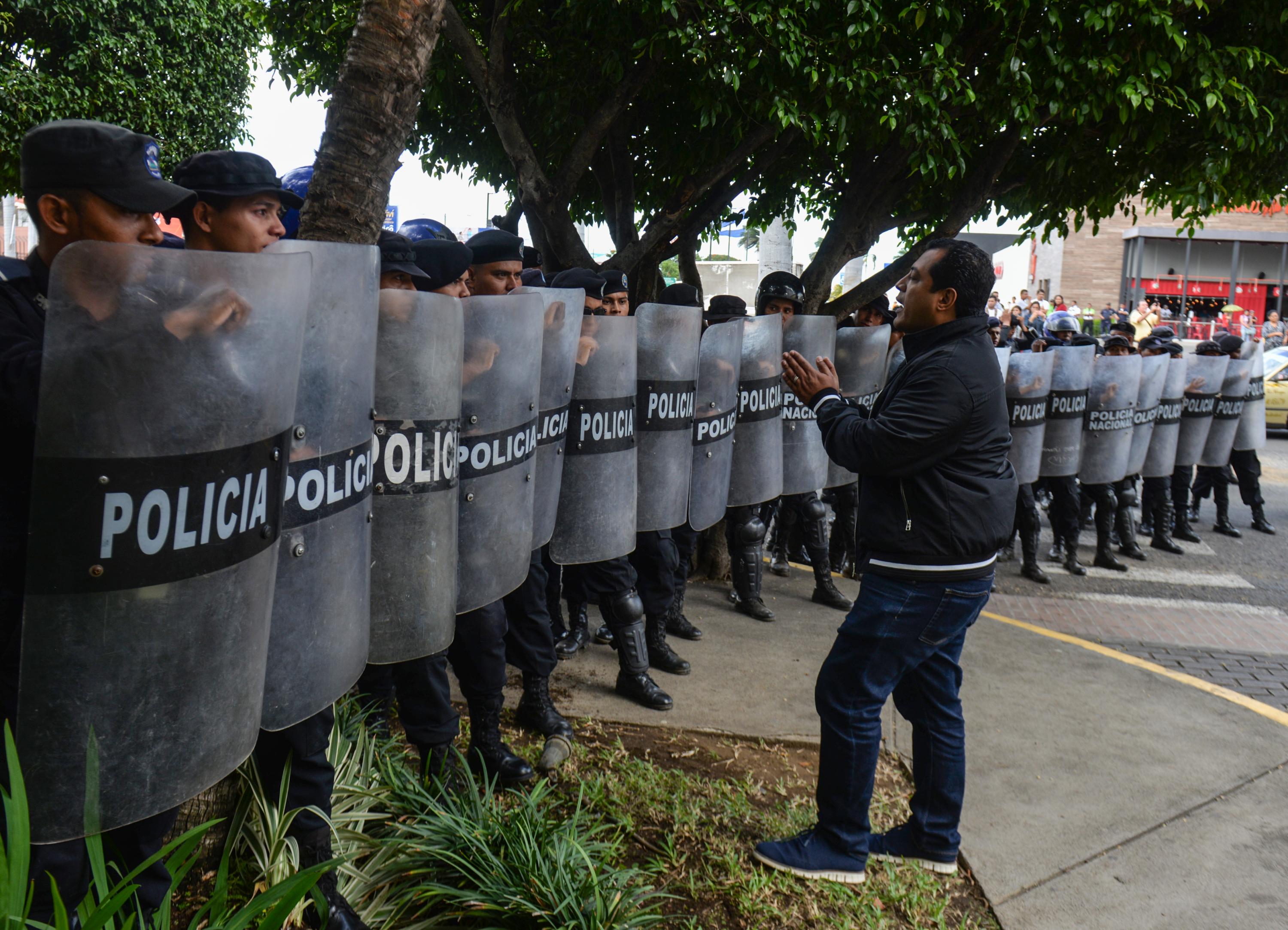Un ciudano se manifiesta contra la retención de presos políticos en Nicaragua. Diciembre 12 de 2019. Foto de INTI OCON / AFP.