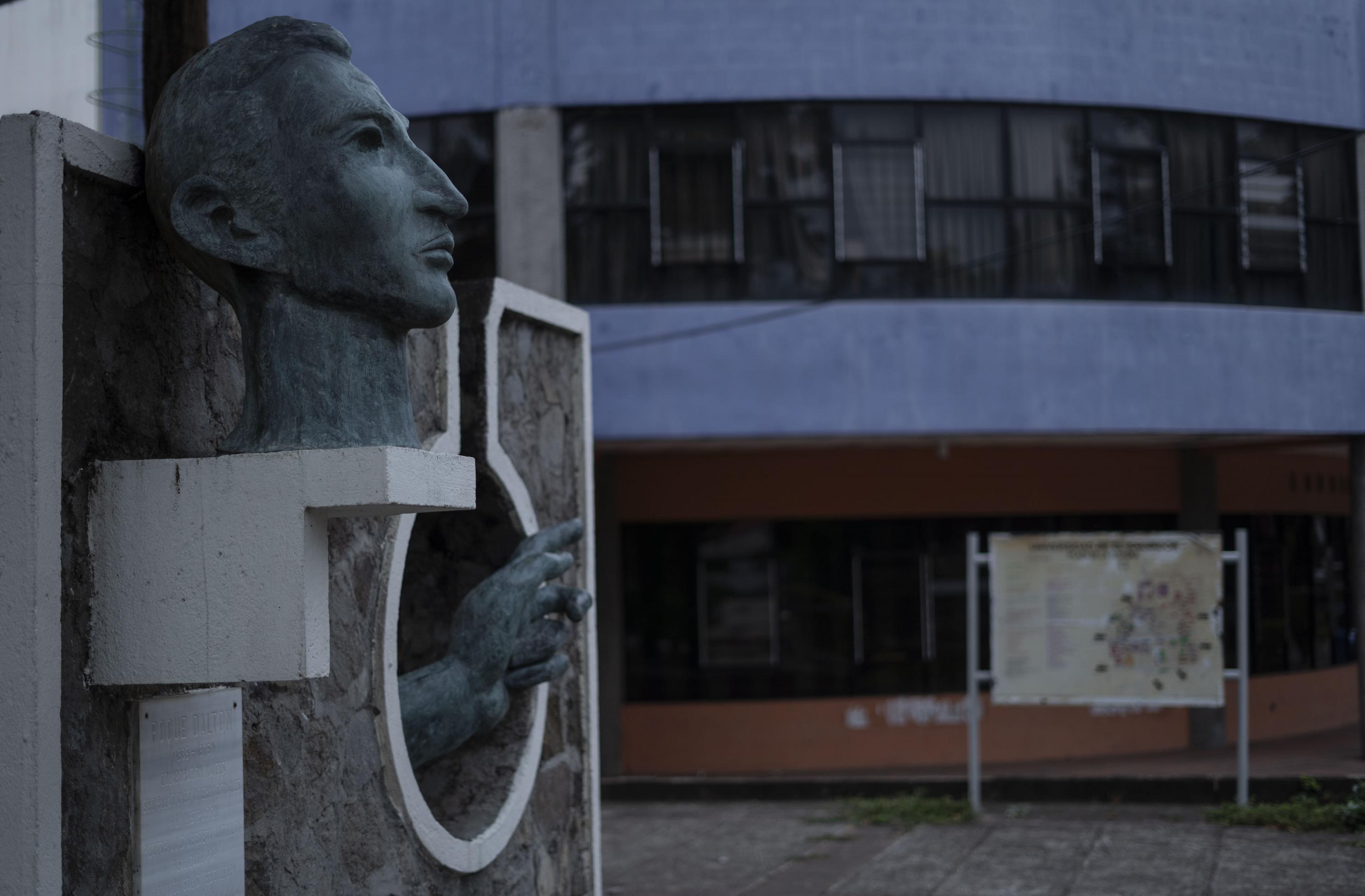 Monumento al poeta Roque Dalton, frente a la Plaza Central y la Escuela de Artes de la Universidad de El Salvador. Dalton es una figura presente en muchos sectores del campus universitario. Foto de El Faro: Víctor Peña. 