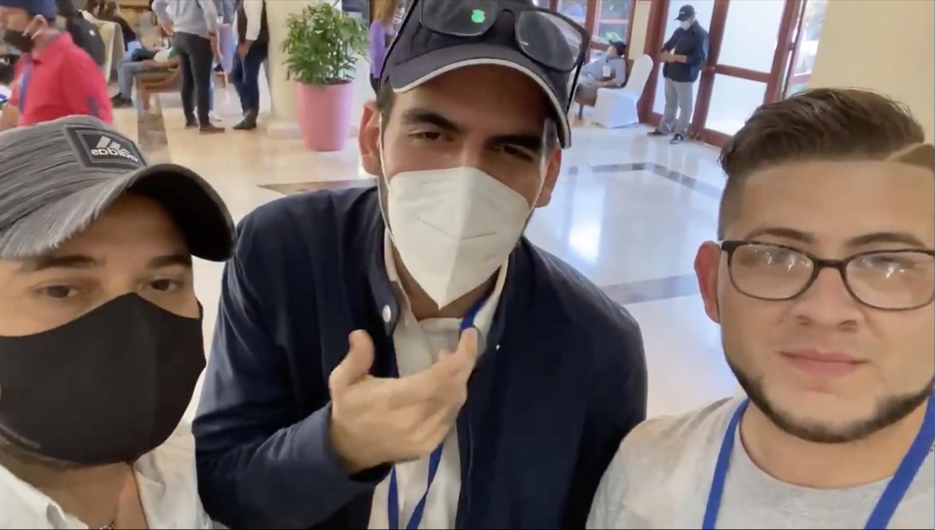 Karim Bukele (centro) posa con el YouTuber Christian de la O (derecha) en el hotel donde se realizó el conteo de votos de las elecciones de 2021, el 4 de marzo de 2021. Foto de El Faro: Christian de la O/Twitter