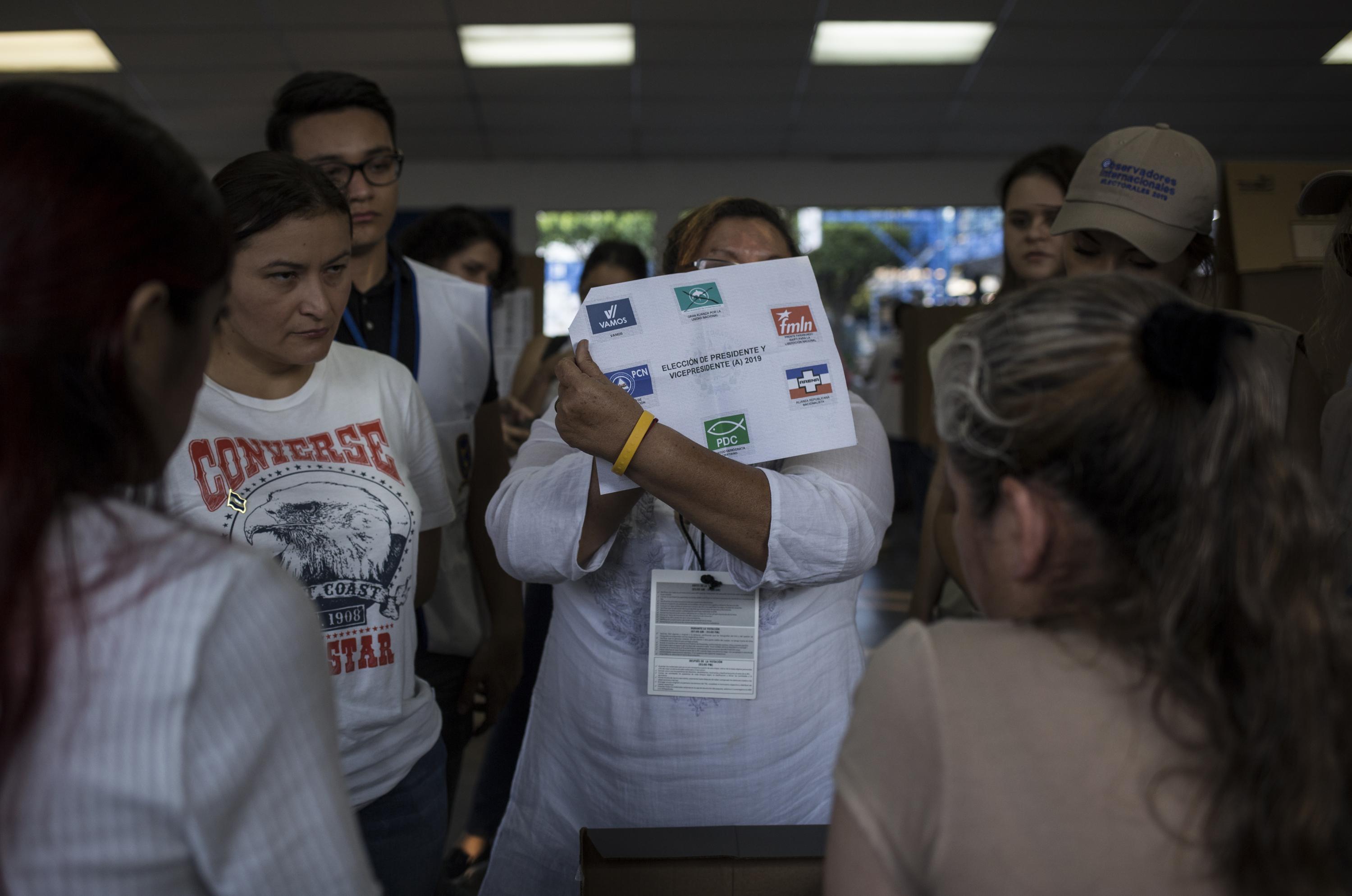 Conteo de votos durante las elecciones presidenciales del 3 de febrero de 2019, en las que Nayib Bukele ganó en la primera vuelta, con resultado de más votos que todos los partidos políticos juntos. Foto de El Faro: Víctor Peña. 