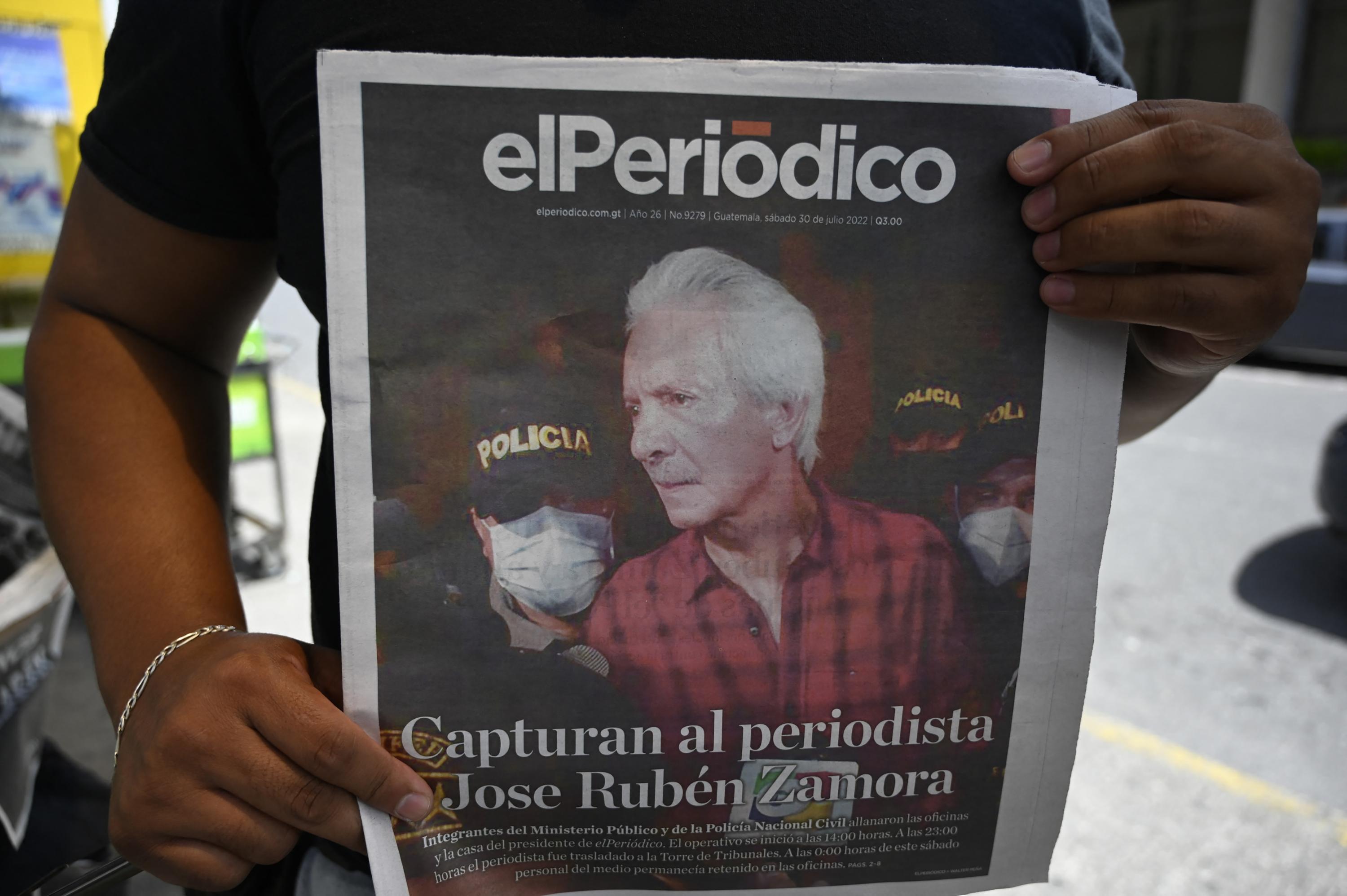 Un periodista guatemalteco protesta contra el arresto de José Rubén Zamora, presidente del diario elPeriódico, afuera del Palacio de Justicia, en Ciudad de Guatemala, el 30 de julio de 2022. Un periódico de investigación en Guatemala que publicó reportajes sobre corrupción gubernamental anunció el 12 de mayo de 2023, cerraba por “persecución criminal y presión económica”. Foto de El Faro: Johan Ordóñez/ AFP.