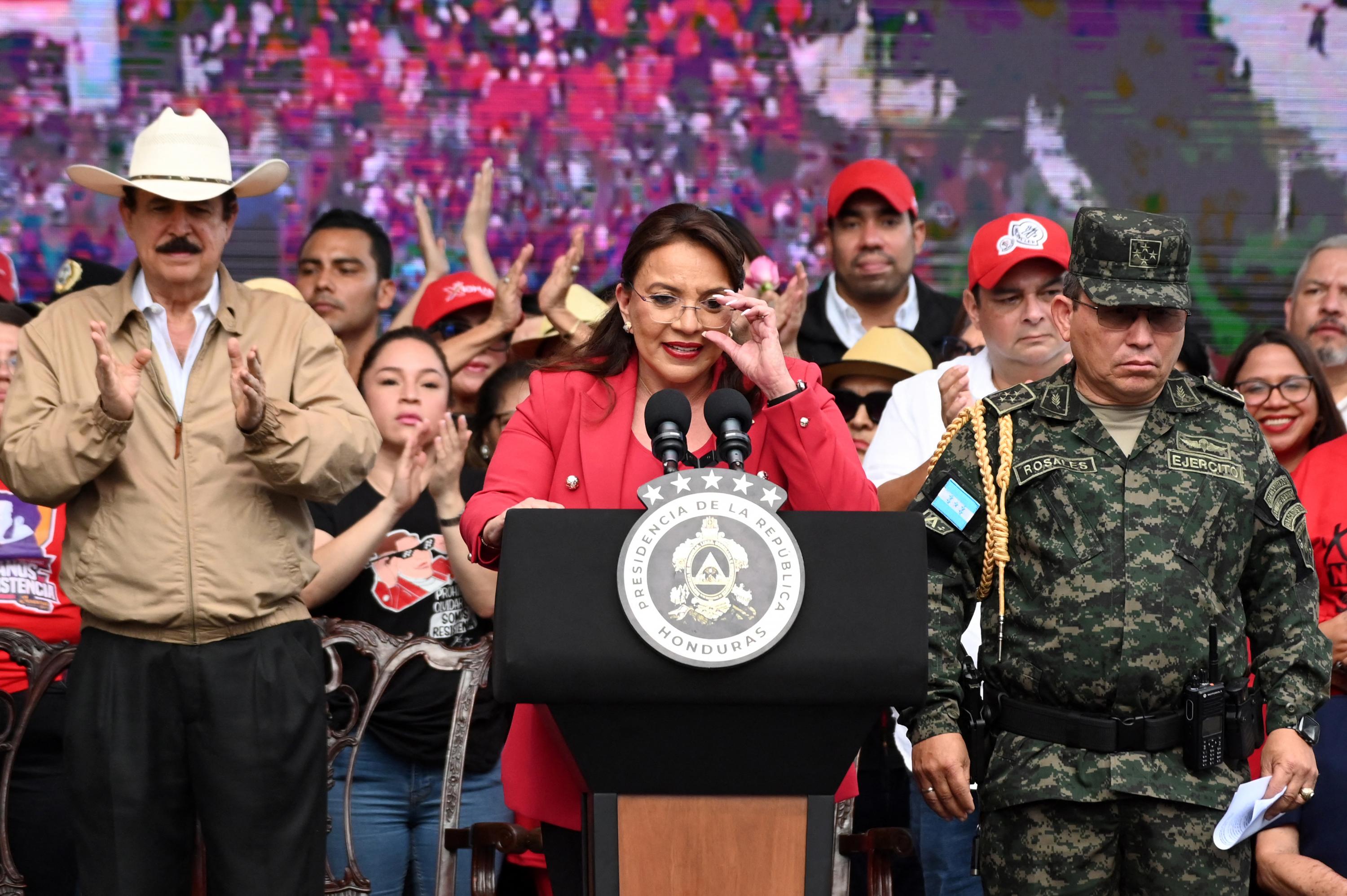 La presidenta de Honduras, Xiomara Castro, pronuncia un discurso en Tegucigalpa el 29 de agosto de 2023, acompañada por su marido, el expresidente (2006-2009) Manuel Zelaya (izq). Miles de partidarios del partido Libertad y Refundación (LIBRE) marcharon en la capital ese día para exigir que el Congreso nombrara un nuevo fiscal general y un fiscal general adjunto para luchar contra la corrupción y el narcotráfico. Foto de El Faro: Orlando Sierra/AFP.