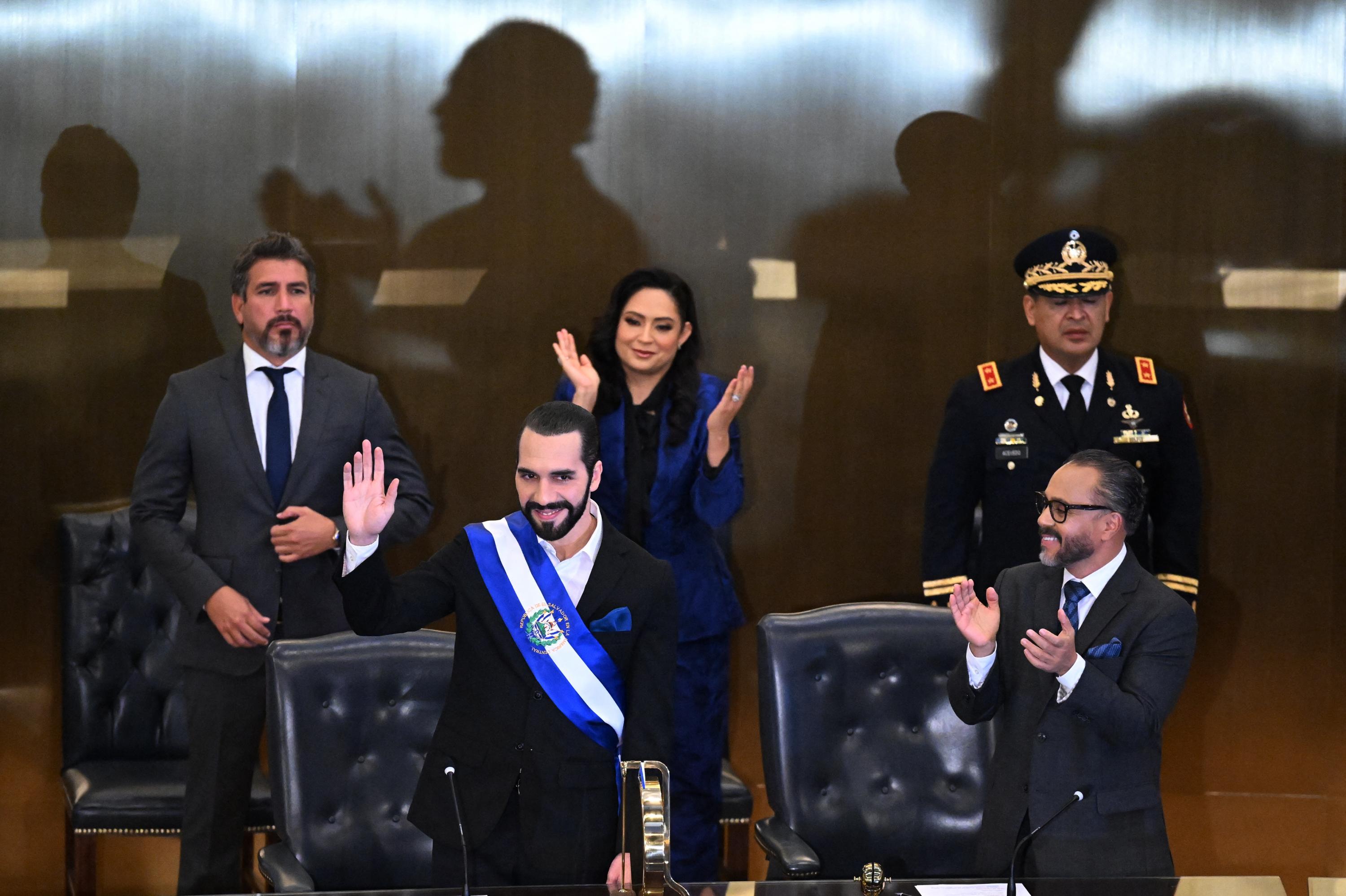 Nayib Bukele, presidente de El Salvador (izquierda) y Ernesto Castro (derecha), presidente de la Asamblea Legislativa, durante la sesión solemne de la rendición de cuentas por el cuarto año de gobierno de Bukele. Realizado en el Salón Azul de la Asamblea Legislativa, el 1 de junio de 2023. Foto de El Faro: Marvin Recinos/ AFP.