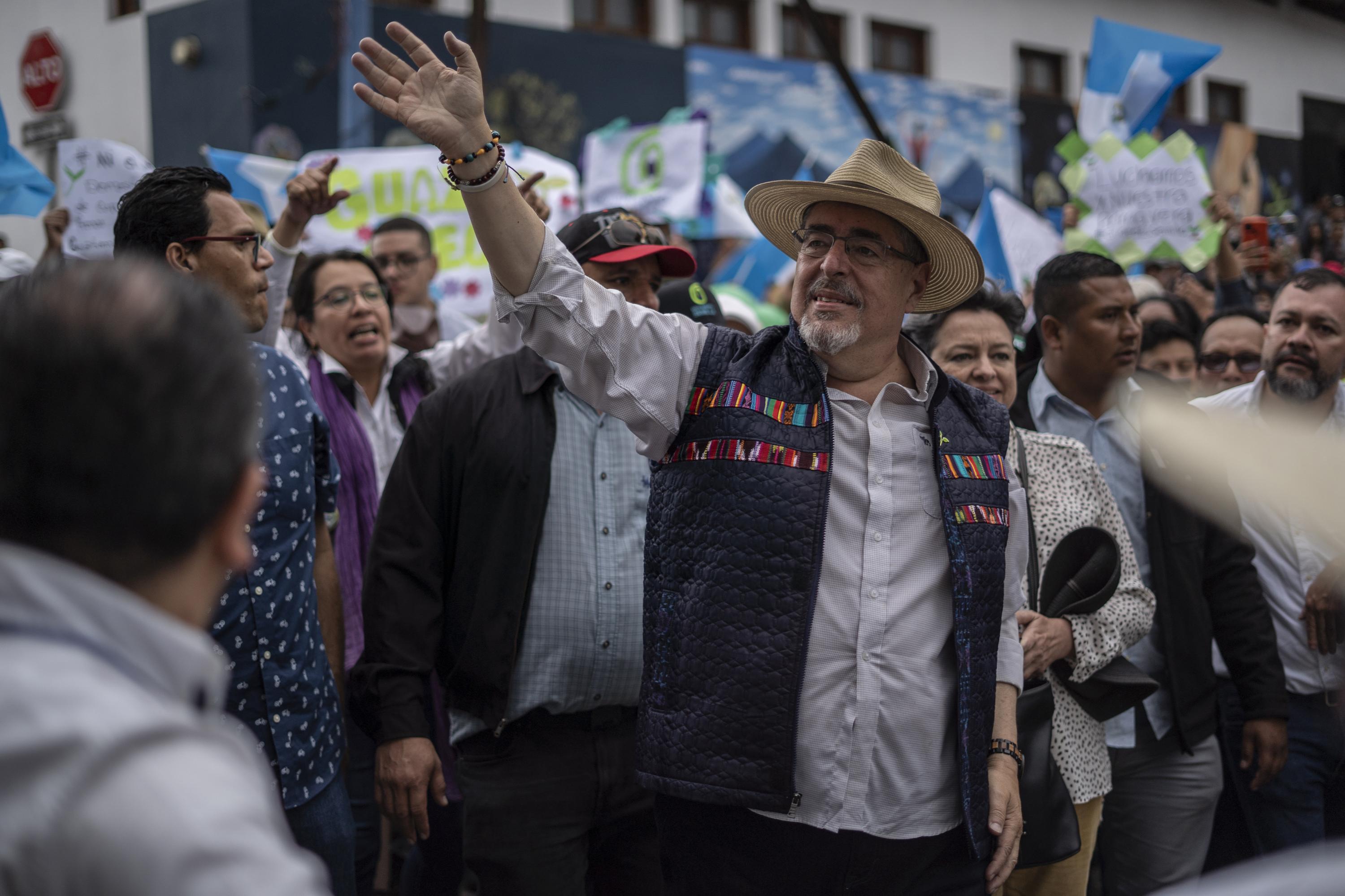 El candidato del Movimiento Semilla, Bernardo Arévalo,  realiza su campaña para la segunda vuelta de las elecciones presidenciales, pese a la amenaza del Ministerio Público, que intenta boicotear los resultados del 25 de junio. En la imagen, Arévalo durante su llegada al municipio de Sumpango, departamento de Sacatepéquez, el domingo 16 de julio.  Foto de El Faro: Víctor Peña. 