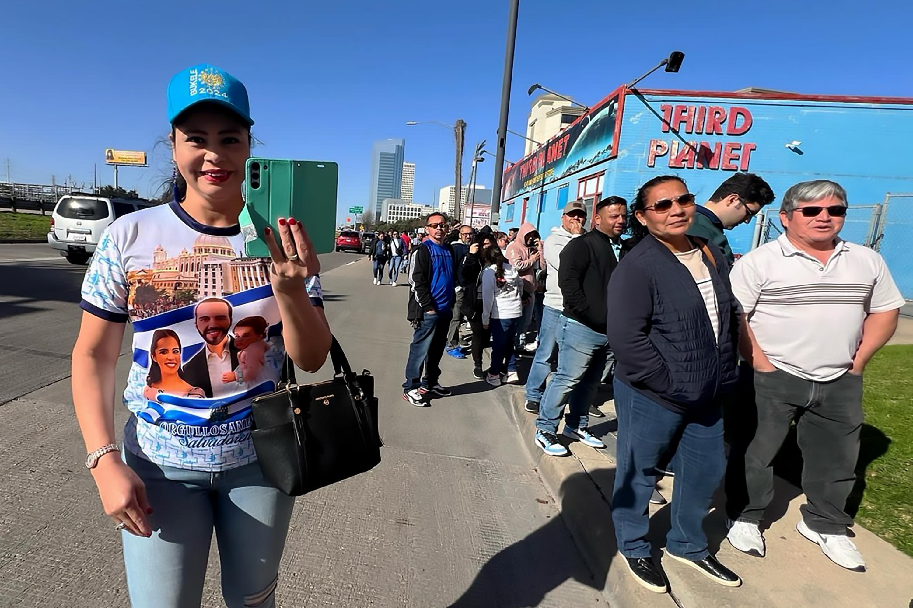 Salvadorans stand in line along the Southwest Freeway to enter the voting center at the Crowne Plaza Hotel in Houston, Texas. The Salvadoran ruling party Nuevas Ideas offered food and transportation to thousands of voters in Texas. Photo Élmer Romero